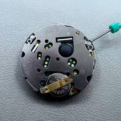 Swiss ISA 8371B quartz watch movement with date at 3 o'clock, white disk, silver-plated finish, precision timekeeping.