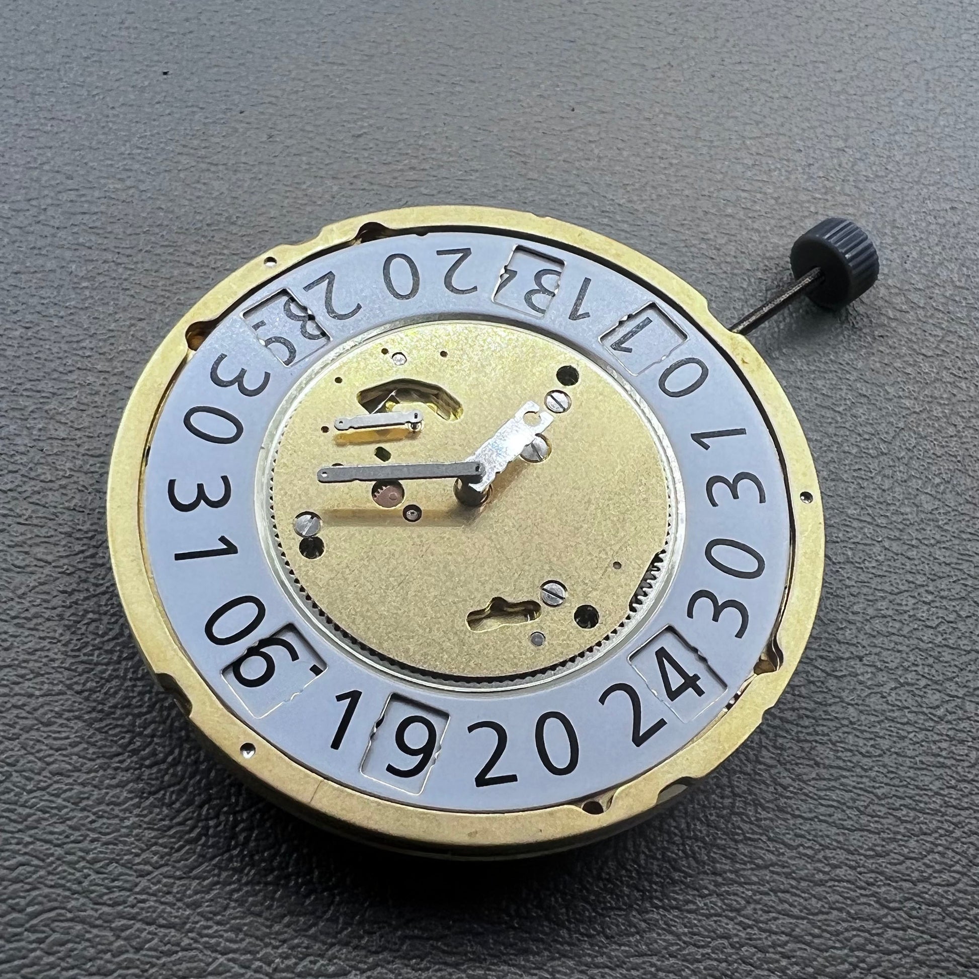 Swiss Ronda 8040N quartz movement for precise timekeeping in watch accessories.