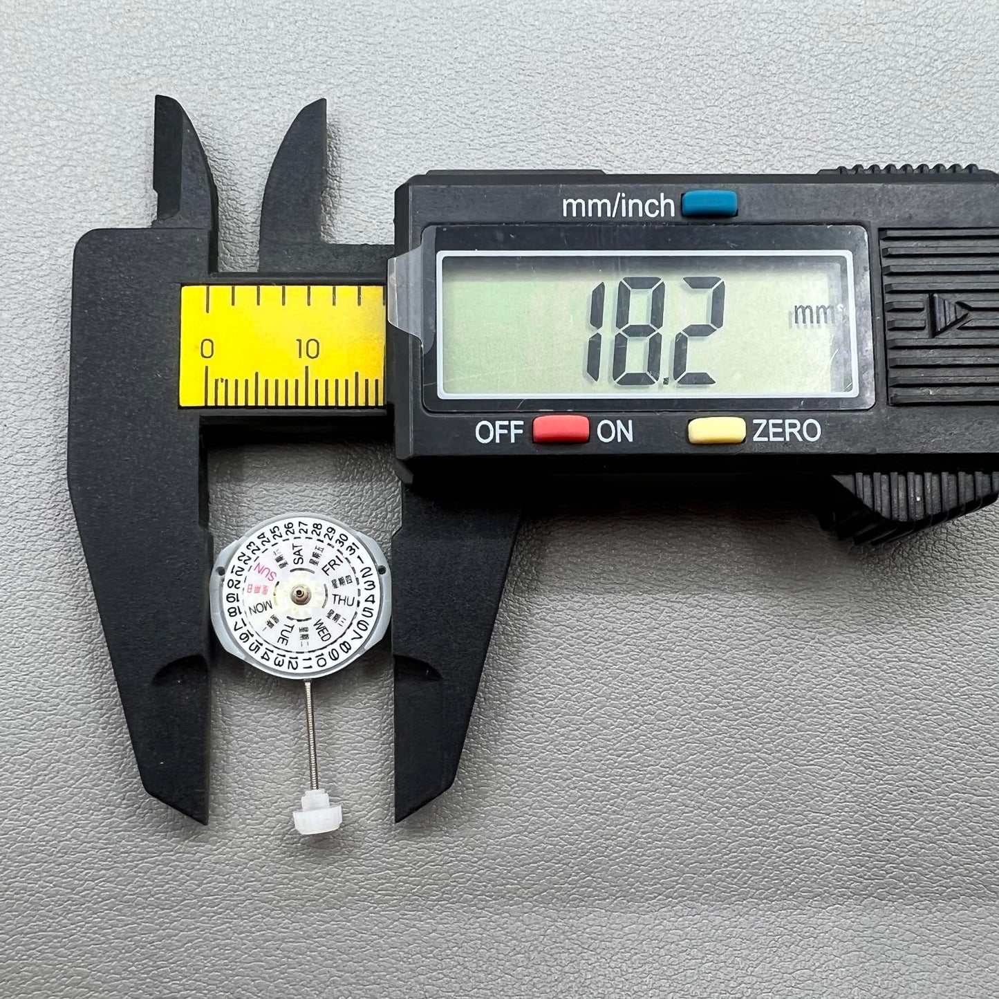 1. Sunon PE25 quartz watch movement featuring 3 hands and day-date display for precise timekeeping.  