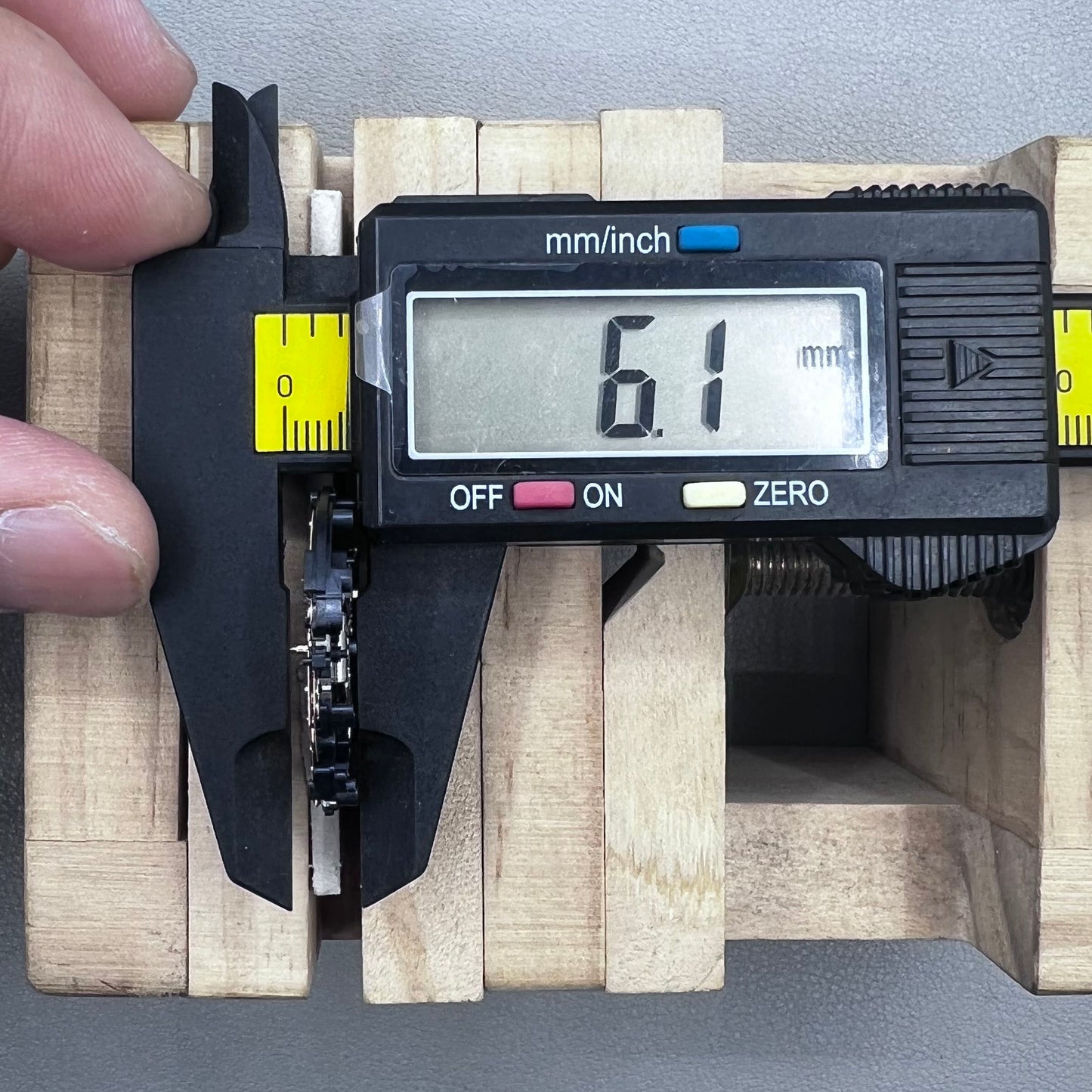 Japan Hattori Epson TMI VX9N VX9NE quartz watch movement for precise timekeeping in accessories.
