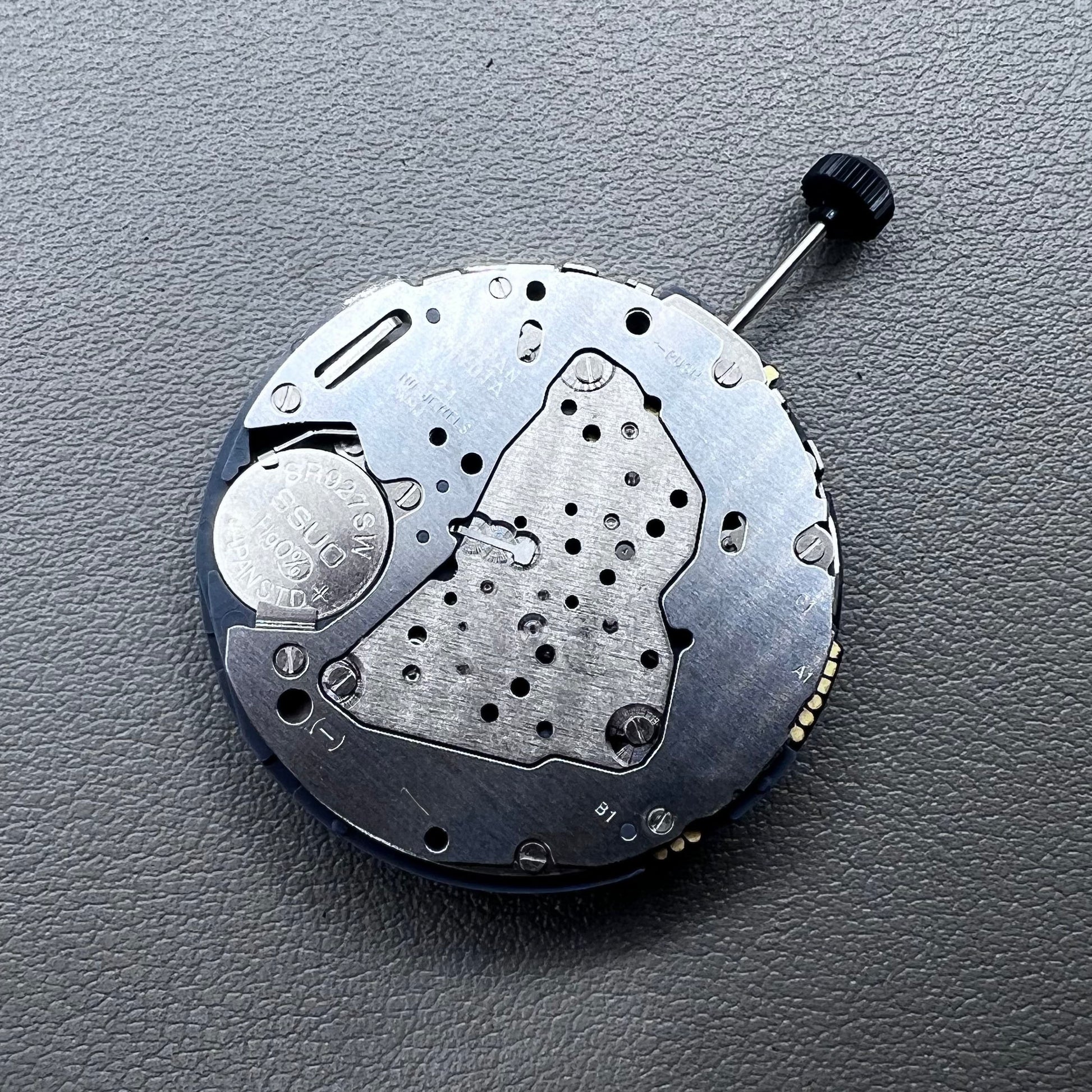 Japan Miyota 6S21 quartz watch movement with date display at 6 o?clock, reliable and precise accessory.