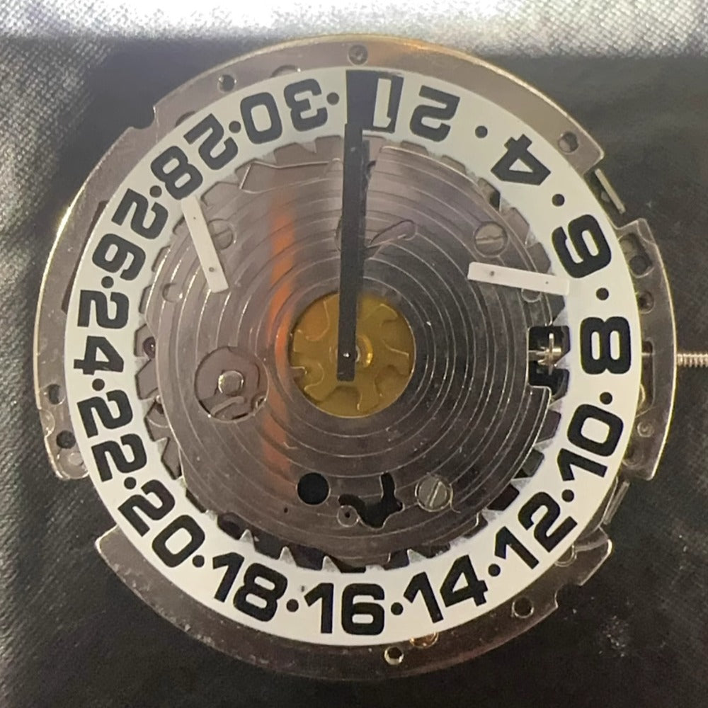 Swiss Made ISA8171 watch accessory featuring quartz movement, multifunctional 5 hands, and black font date at 6 o'clock.