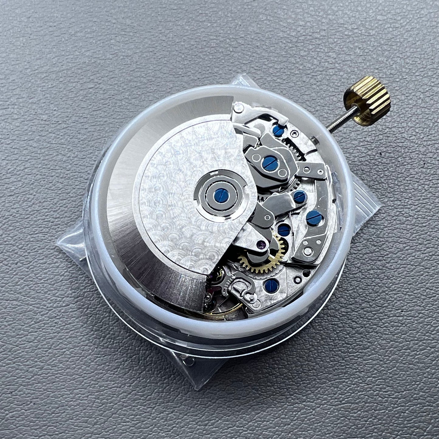 China 7750 automatic mechanical movement with single calendar at 6 o'clock, precision watch accessory.