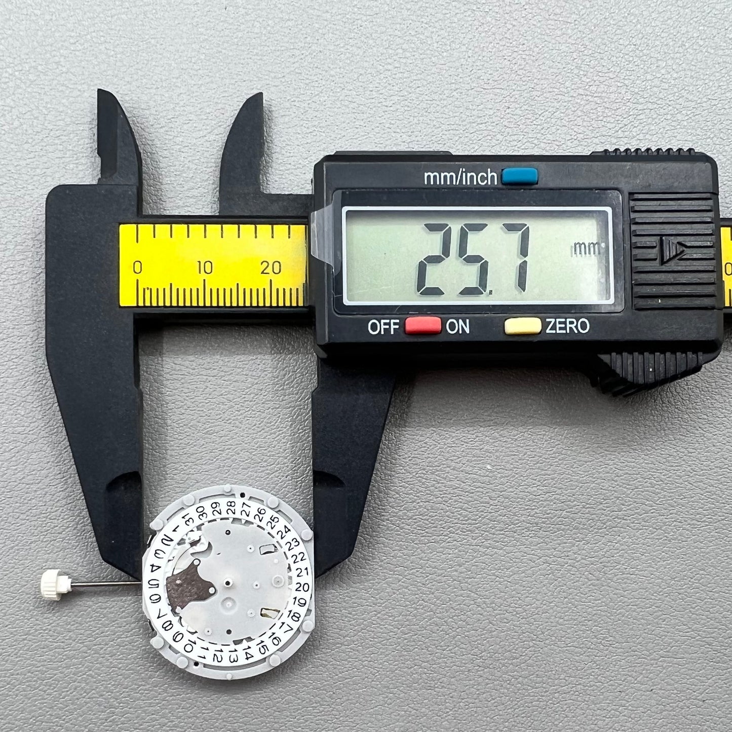 2 PIECES Sunon PE70 Quartz Watch Movement 3 Hands with 3 Eyes Date@3