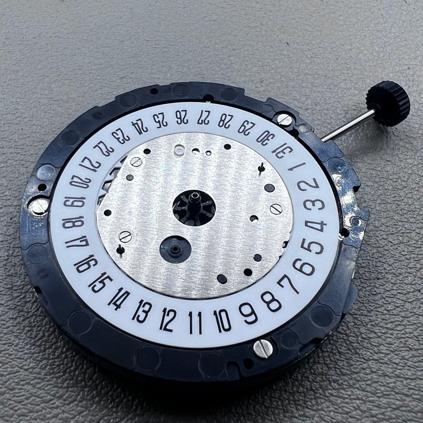 Japan Miyota 6S21 quartz watch movement with date display at 6 o?clock, reliable and precise accessory.