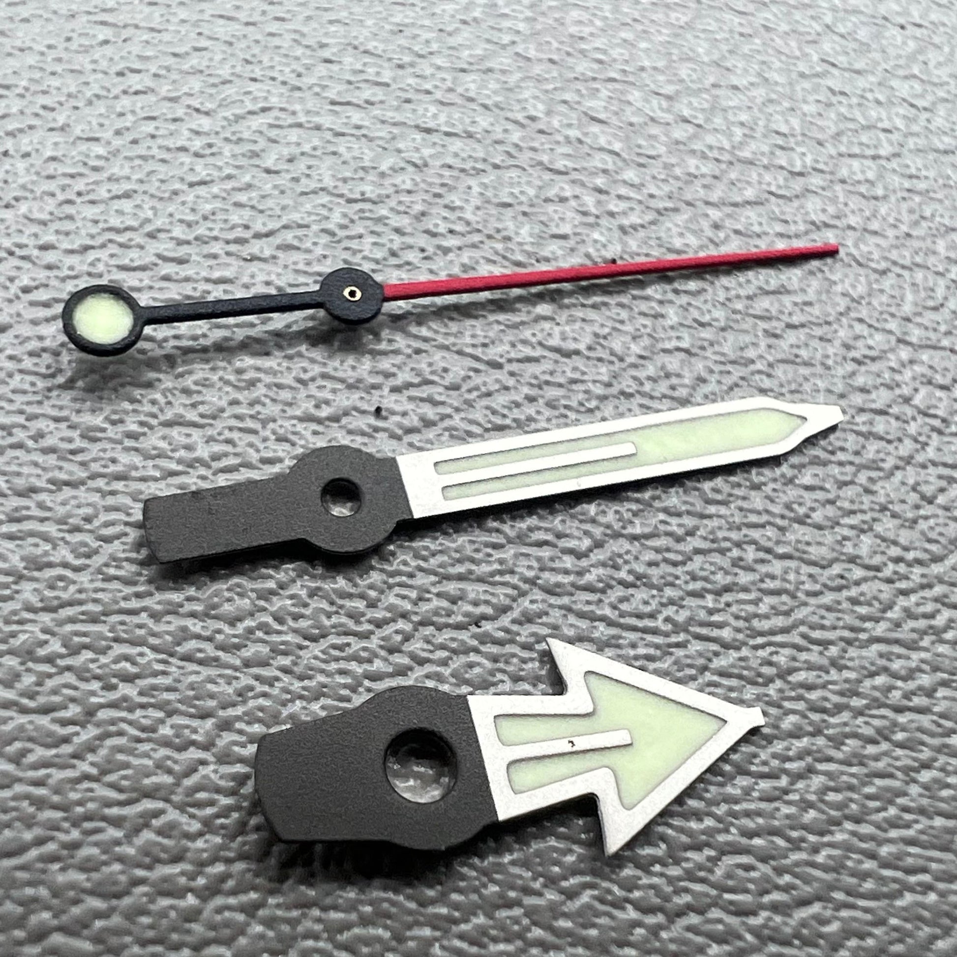 Red second hand watch hand with C3 lume, designed for Tuna NH35/36 NH70/72 SKX007 models, high visibility.