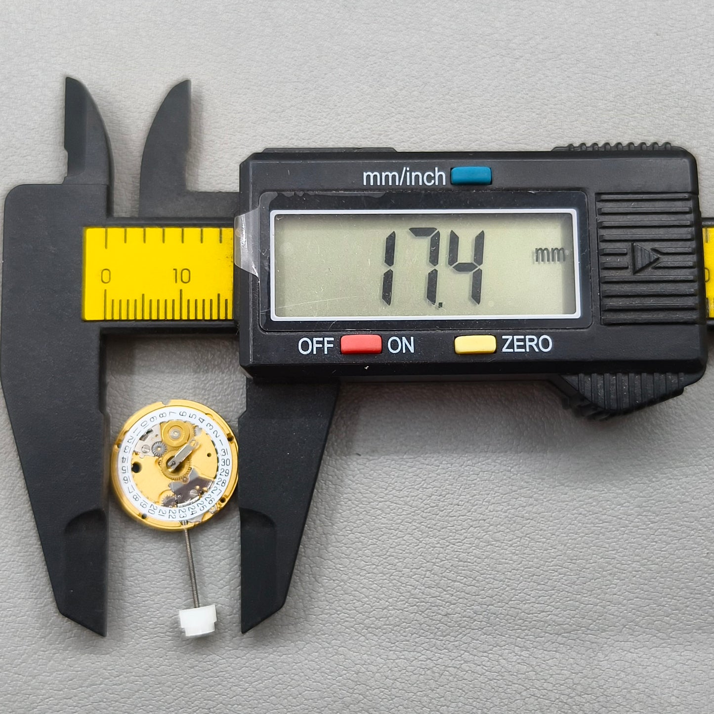 Swiss ETA 956.112 Watch Quartz Movement 3 Hands Date@3