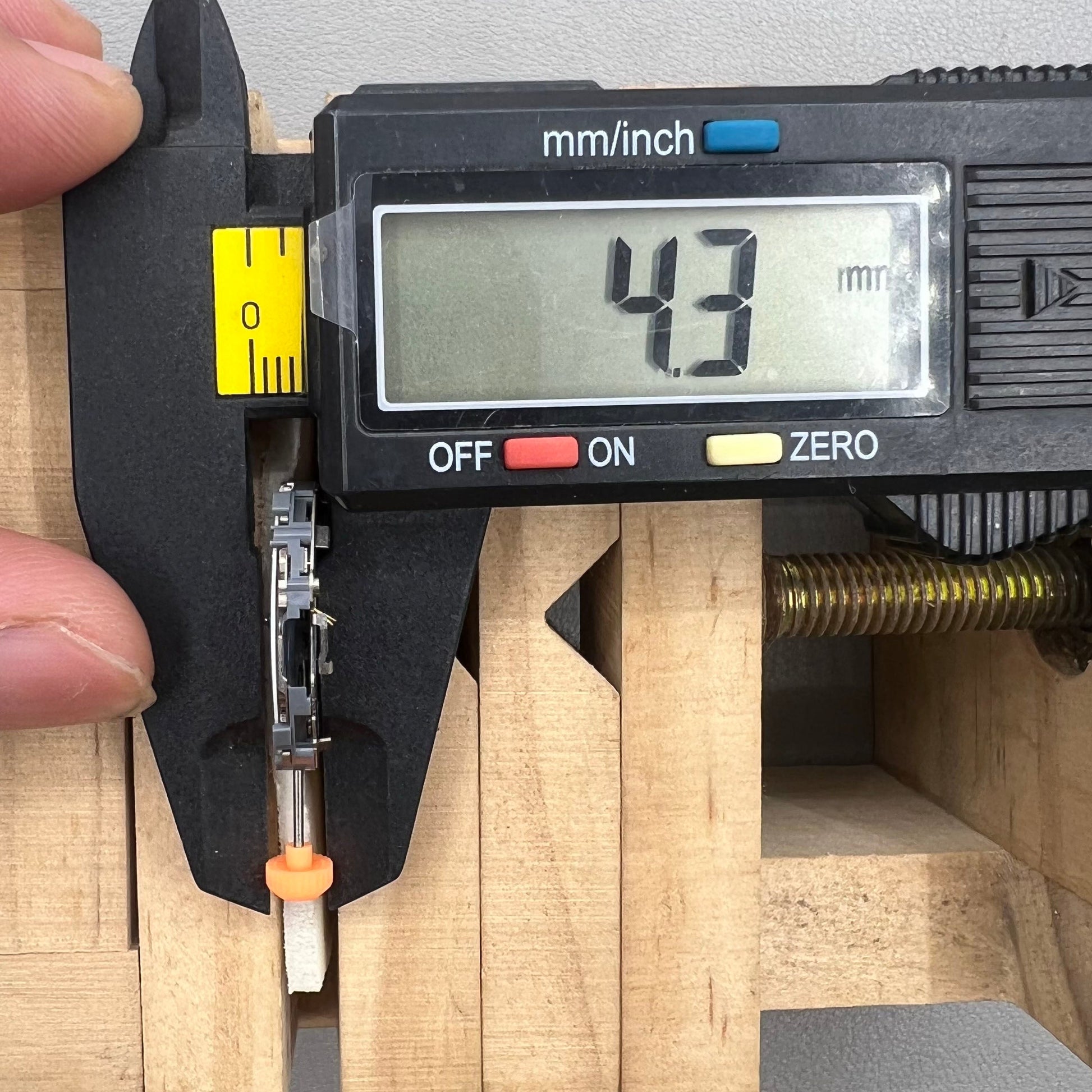 Japan Miyota Quarz Uhrwerk Modell 2S65 mit pr�ziser Zeitmessung f�r hochwertige Uhren.