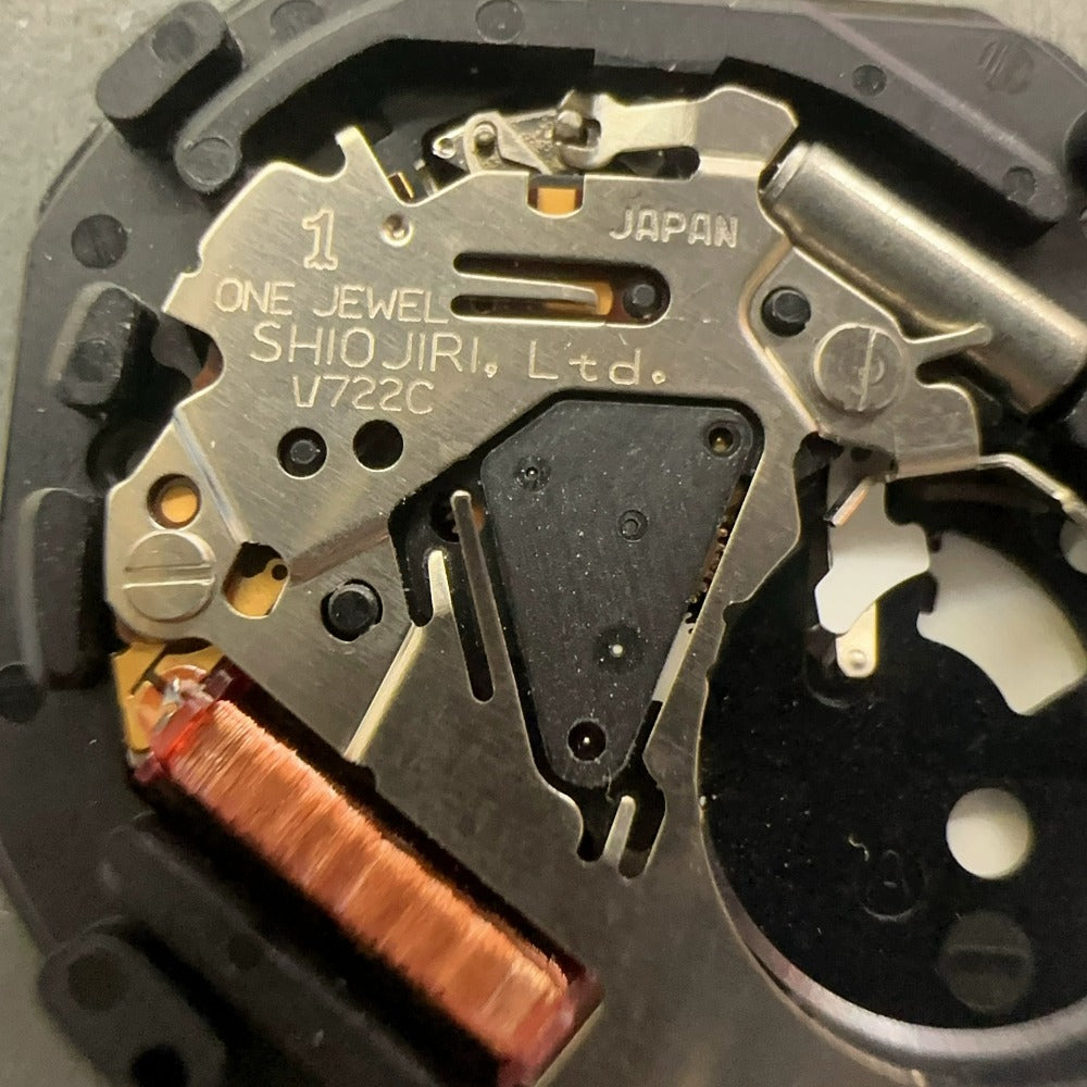 Japan-made V722C quartz watch part with 3 hands and single calendar, perfect for precise timekeeping.