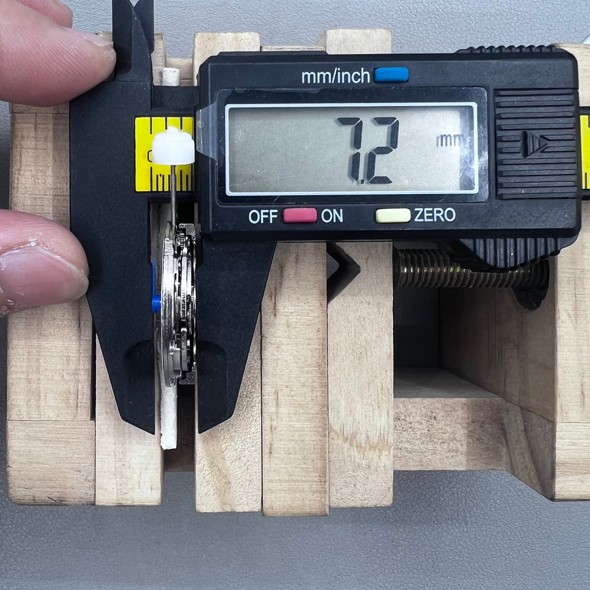 China 2813 8205 8215 automatic mechanical watch movement with single calendar feature for precise timekeeping.