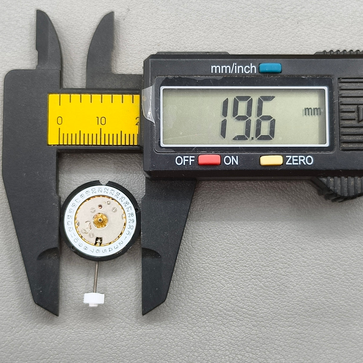 Swiss Ronda 585 Quartz Watch Movement Date@3