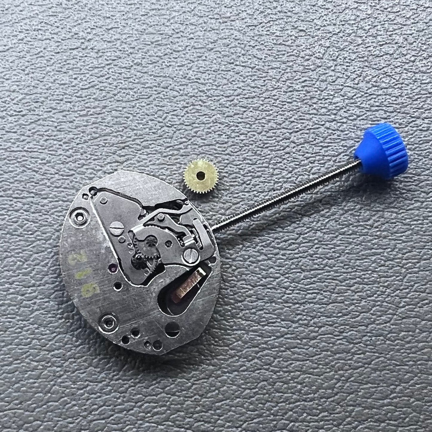 Replacement quartz watch movement ETA 978.002 with 2 hands, precision made in China for accurate timekeeping.
