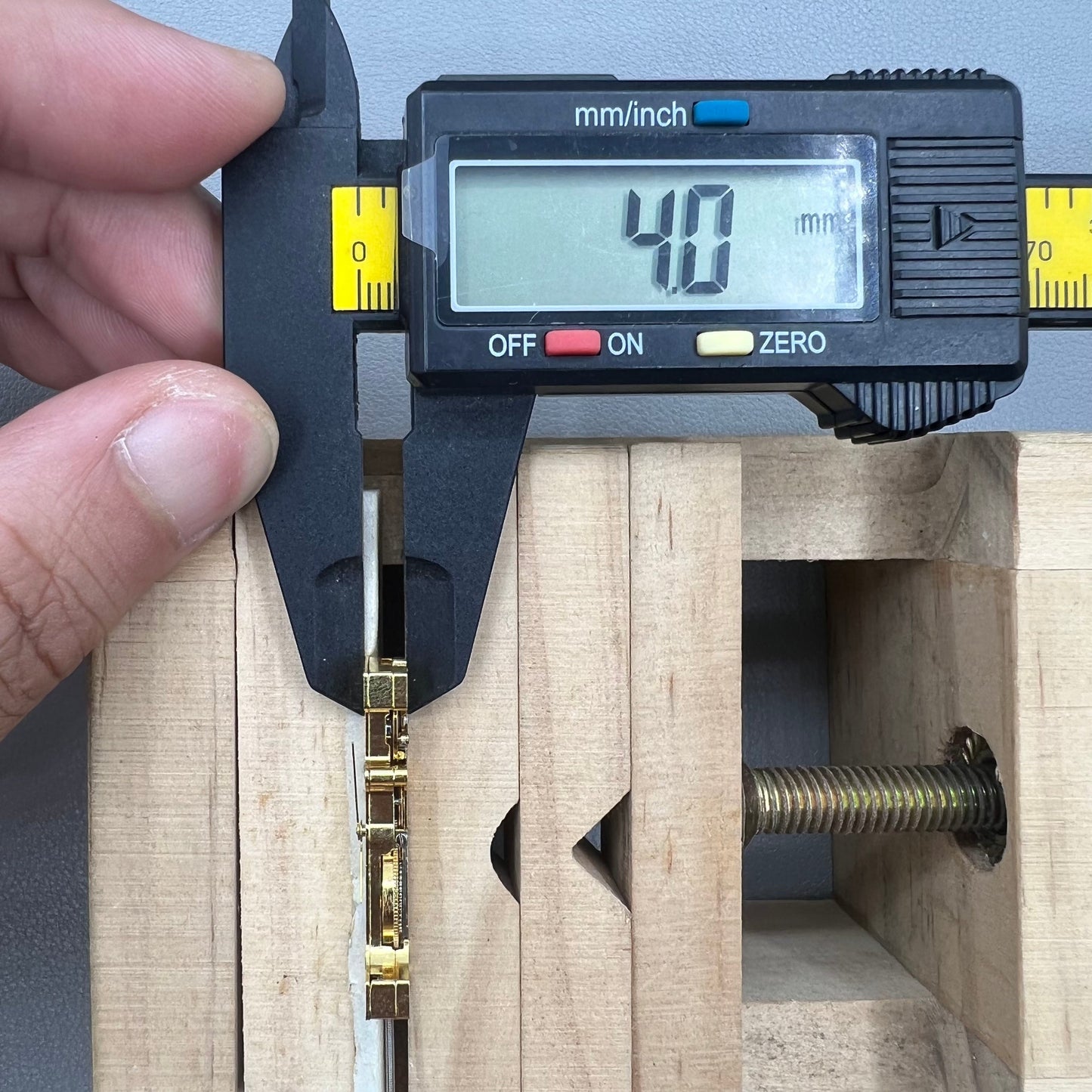 Mechanisches Uhrwerk mit goldenem Langzeiger, Handaufzug f�r pr�zise Zeitmessung