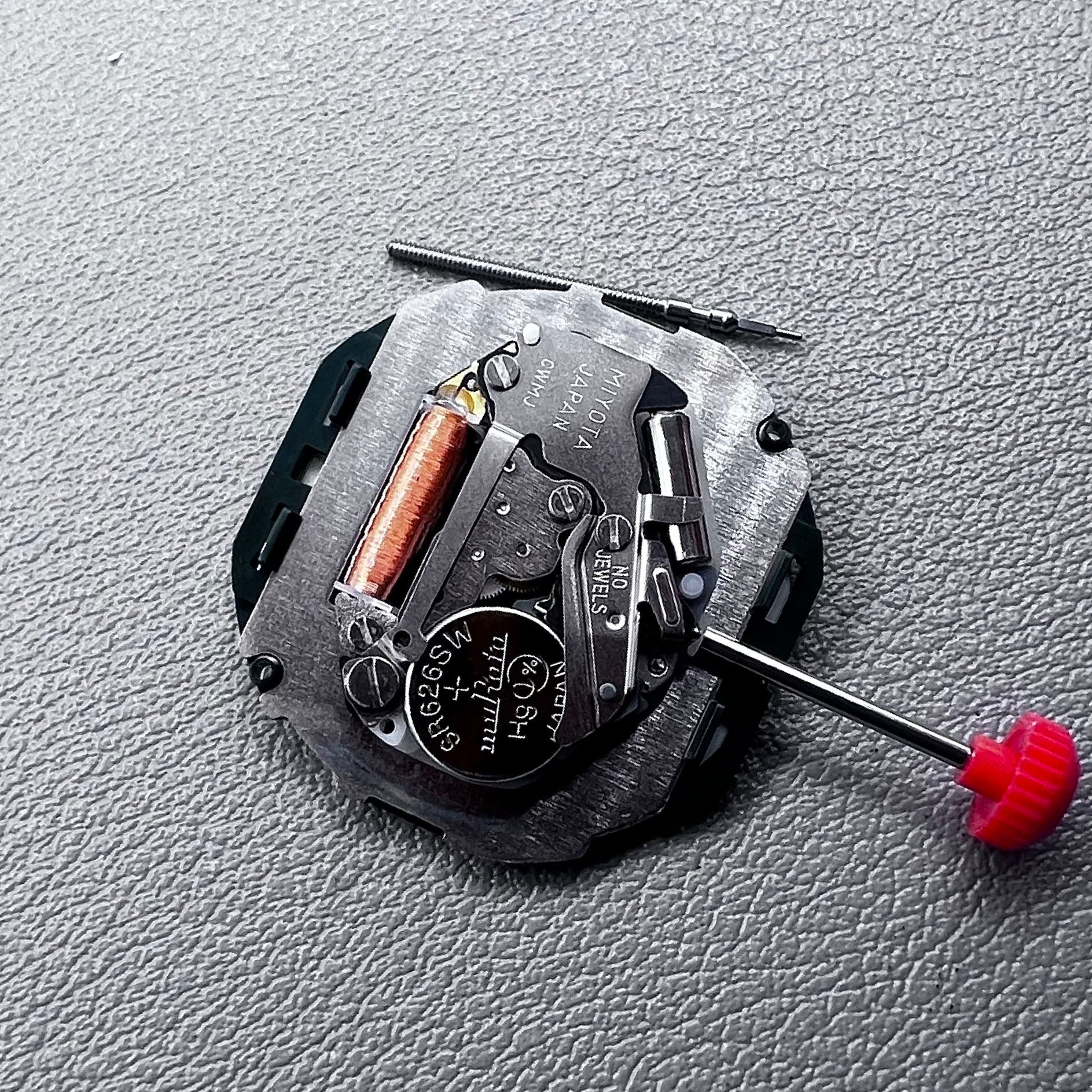 Miyota 2115 quartz movement with date at 6 o'clock and watch stem for precise timekeeping.