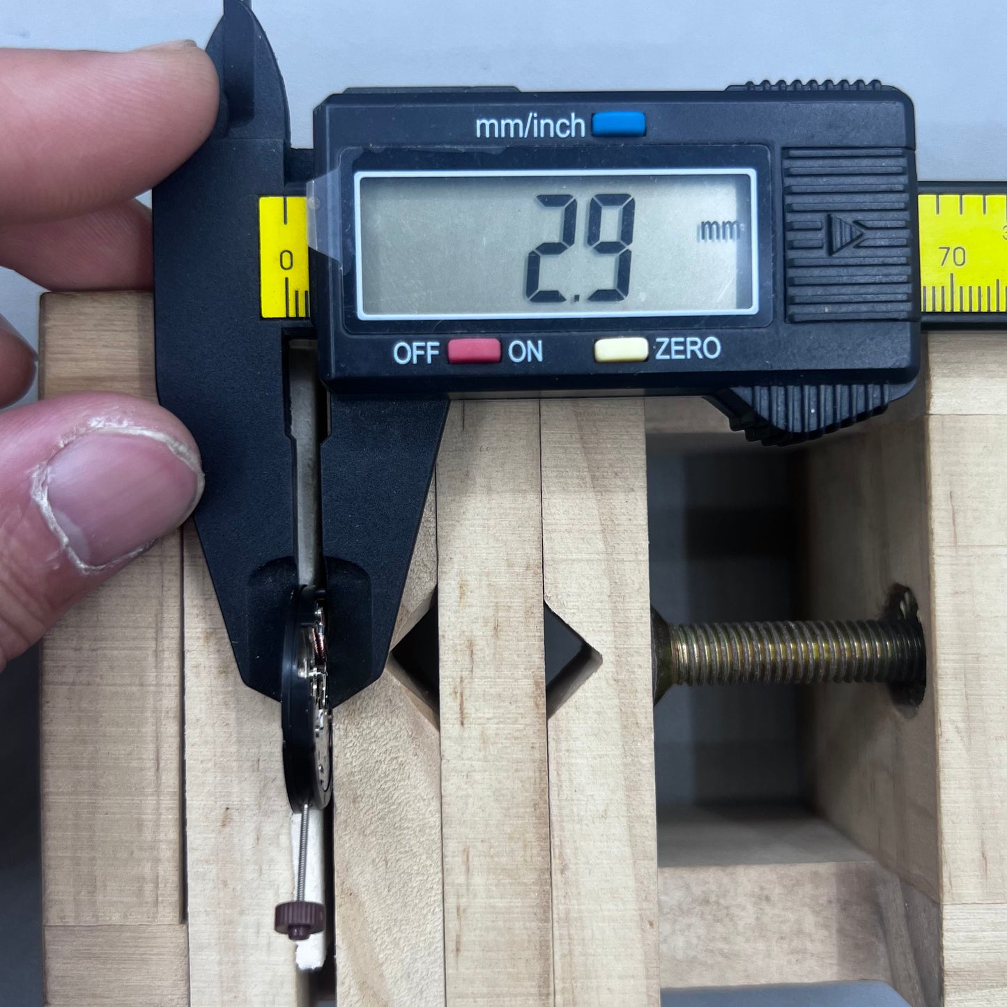 Swiss Ronda 505 24D quartz watch movement with date at 6 o'clock, precision timekeeping for accessories.