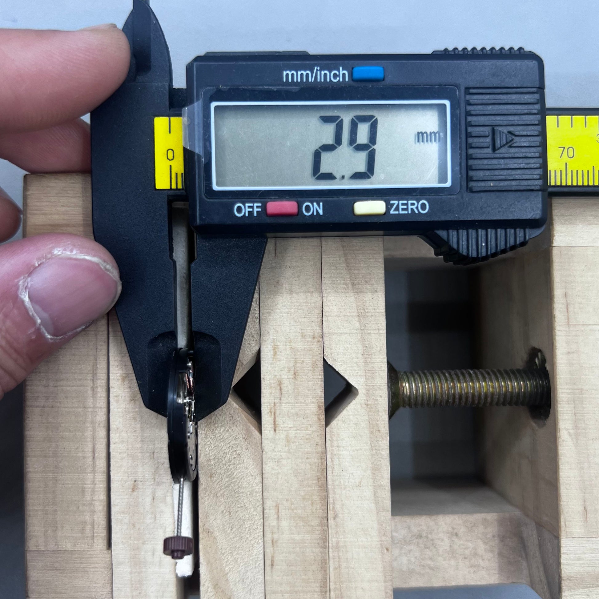 Swiss Ronda 505 24D quartz watch movement with date at 6 o'clock, precision timekeeping for accessories.