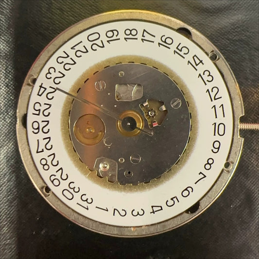 France Made 7121B quartz movement watch part with single calendar and three hands for precise timekeeping.