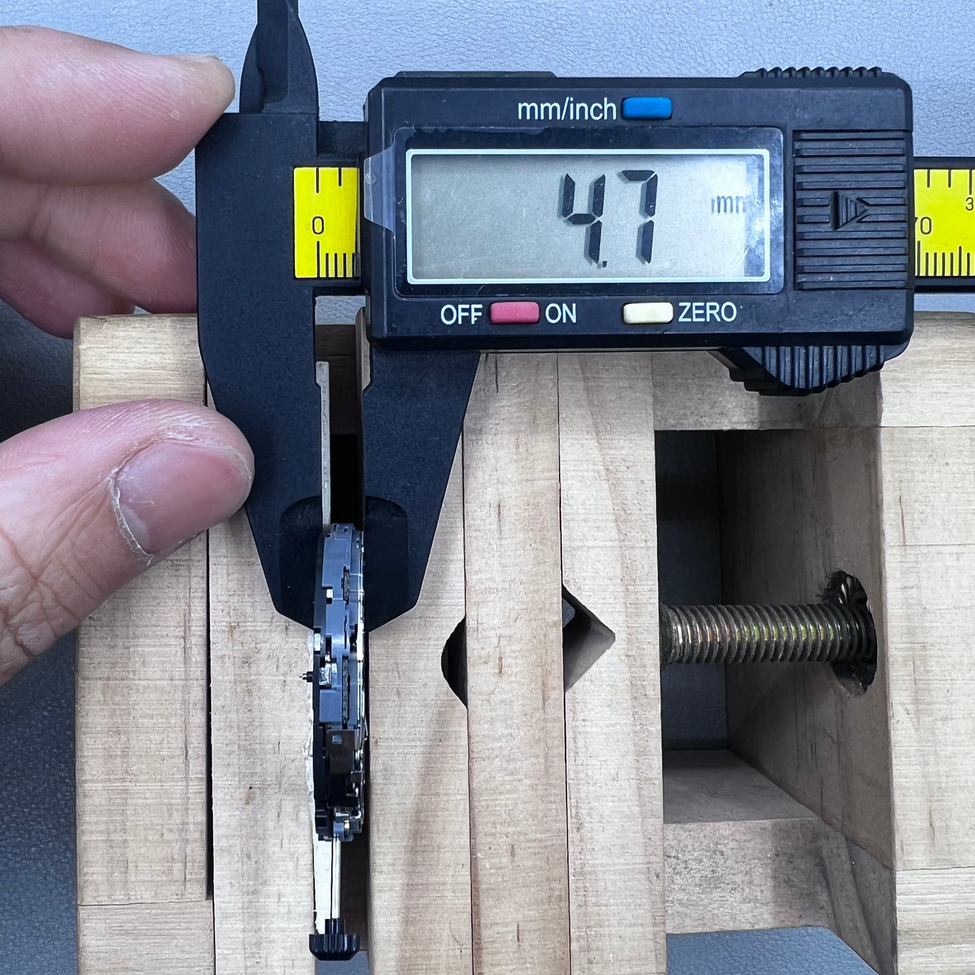 Japan Miyota 6S21 quartz watch movement with date display at 3 o'clock for precise timekeeping