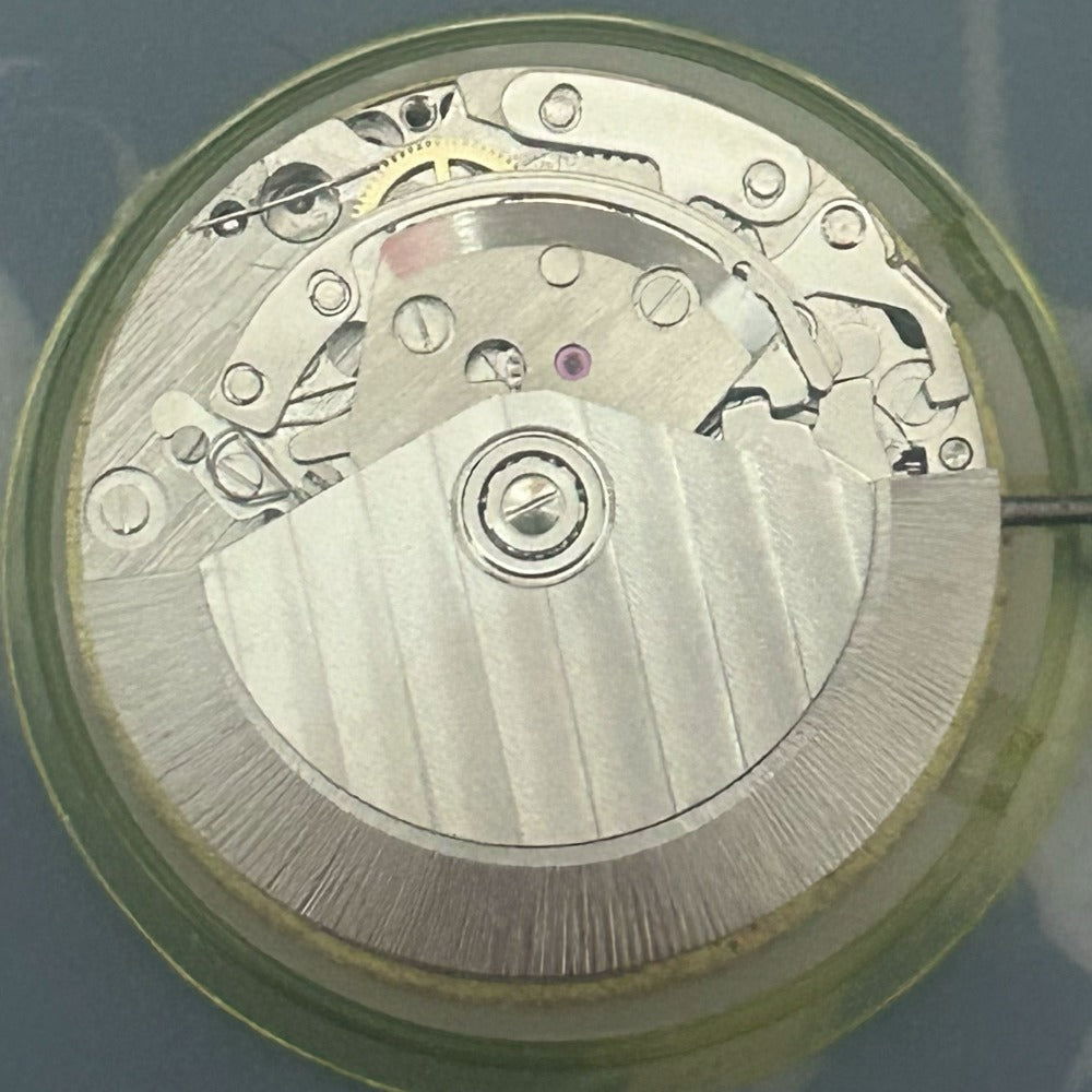 Dandong 7750 mechanical watch movement with small seconds at 6/9 and date at 3 for precise timekeeping.