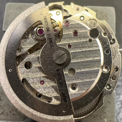 In Japan hergestelltes automatisches mechanisches Uhrwerk Miyota 8218 mit 2 Zeigern