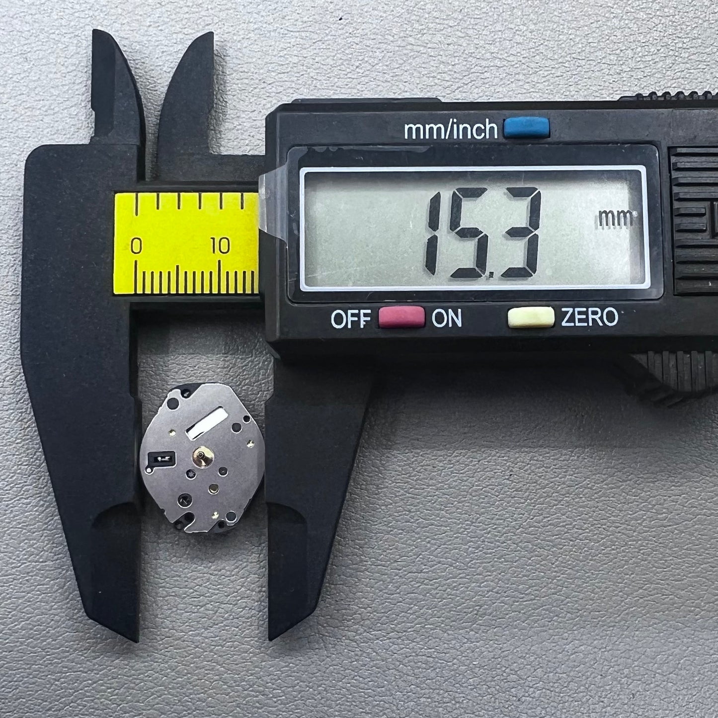 Japan Hattori Epson TMI Y121E quartz watch movement for precise timekeeping in wristwatches.