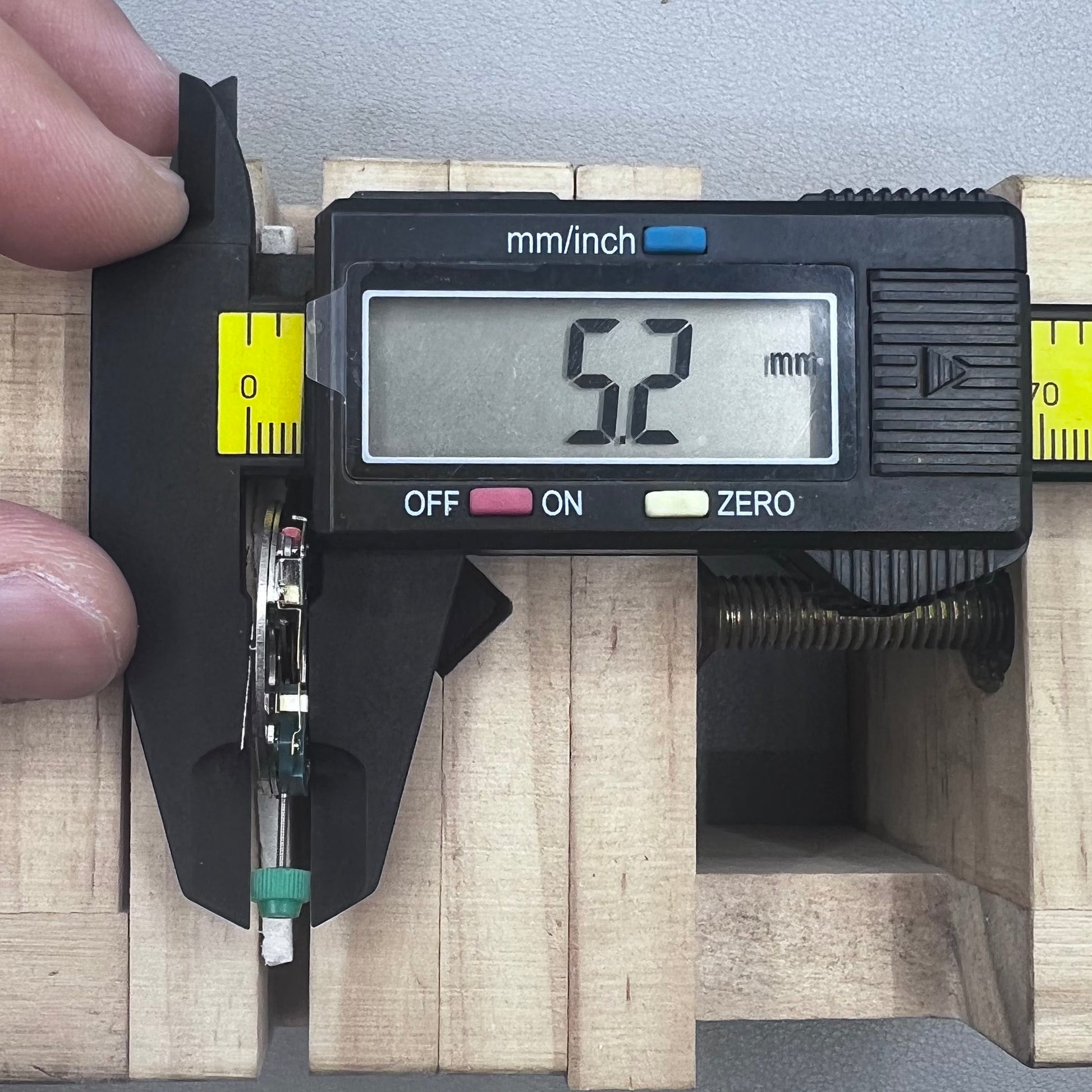 Swiss ETA 6640B quartz watch movement with 3 hands and black circuit board for precise timekeeping.