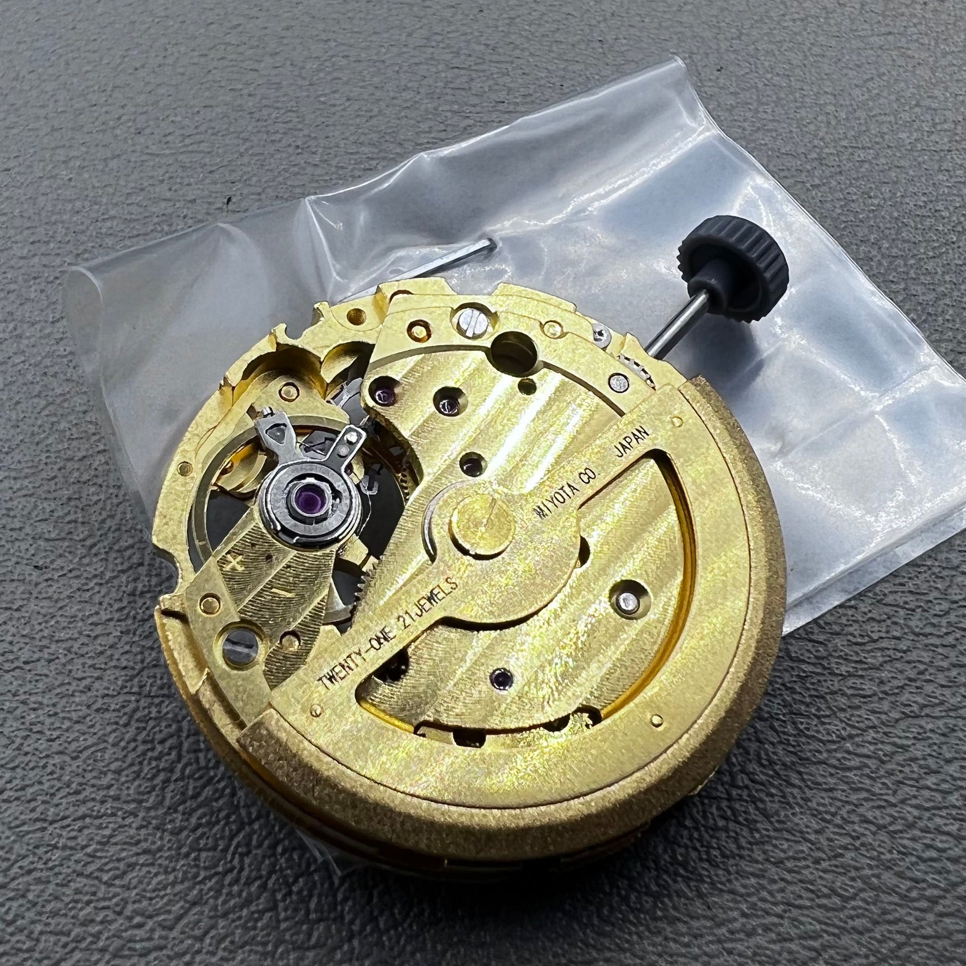 Japan Miyota 82S5 self-winding mechanical watch movement with 21 golden jewels, precision craftsmanship.