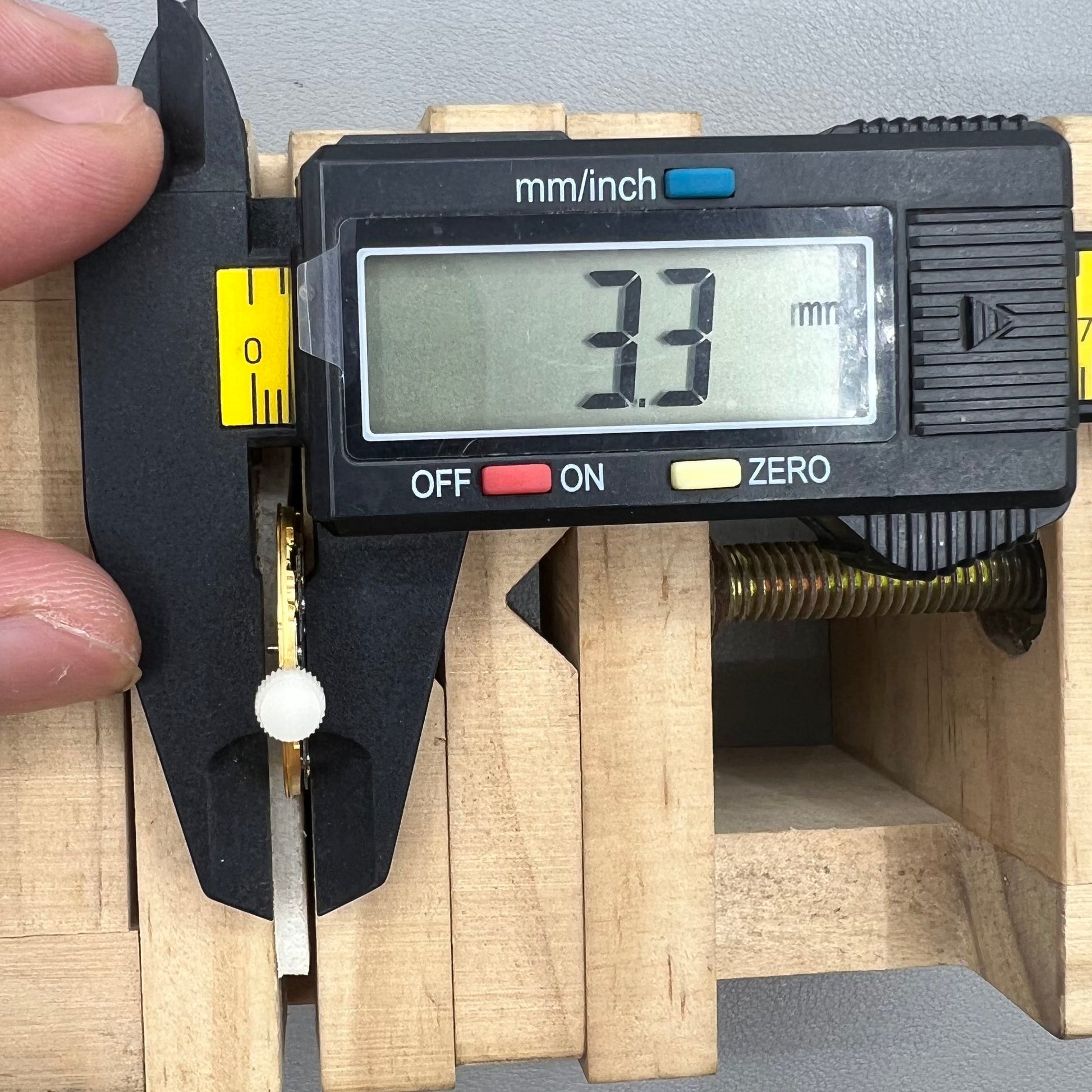 Quarzwerk Swiss ETA255.412 Uhrwerk mit drei Zeigern, wei�es Zifferblatt f�r pr�zise Zeitmessung