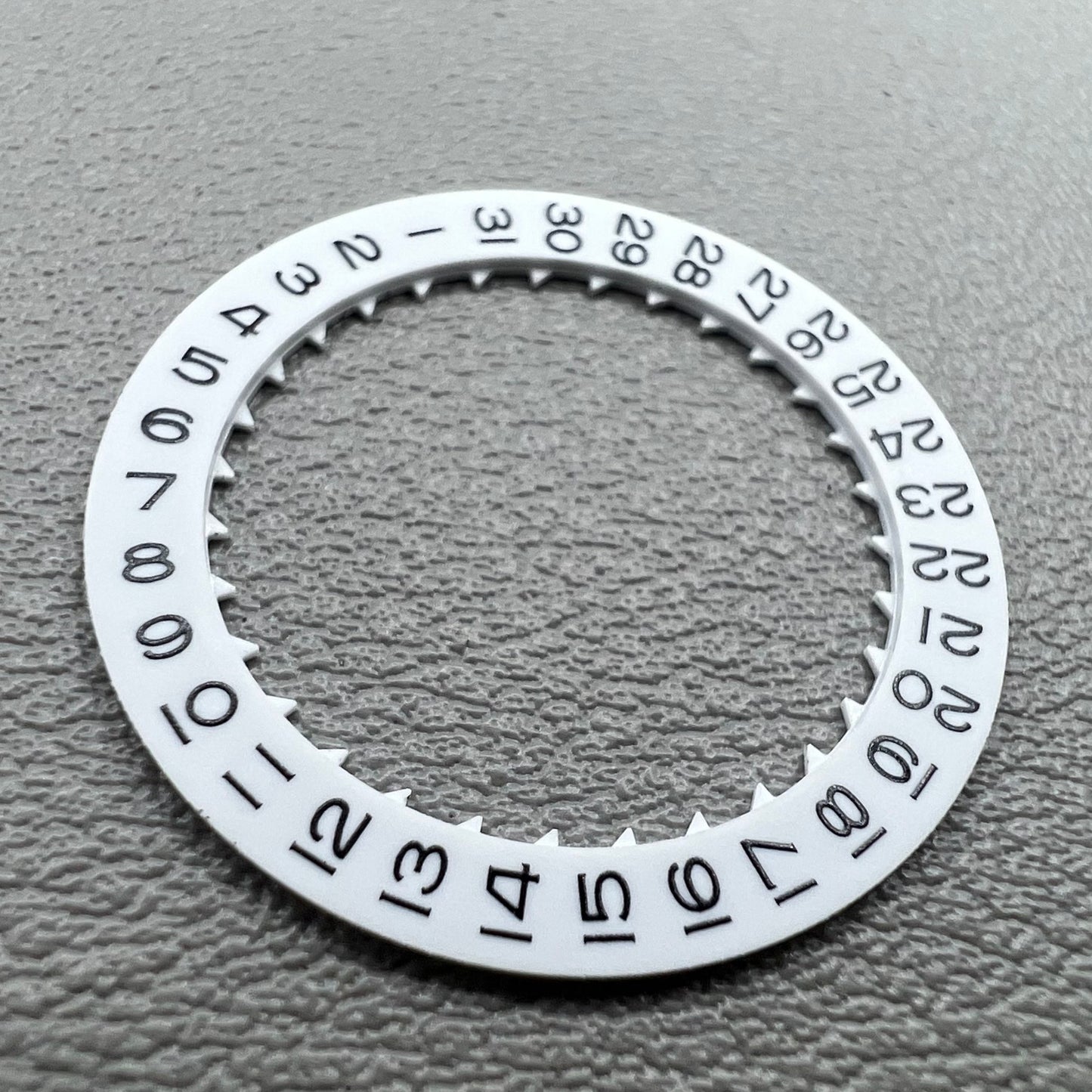 Roue de disque de date avec police spéciale blanche à 9 heures pour mouvement Miyota 8215