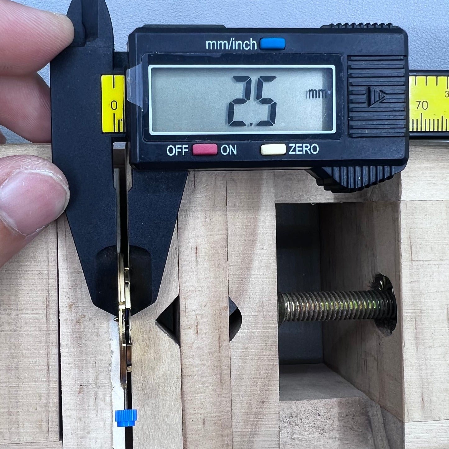 Swiss ETA F07.111 Watch Quartz Movement 3 Hands Date@6