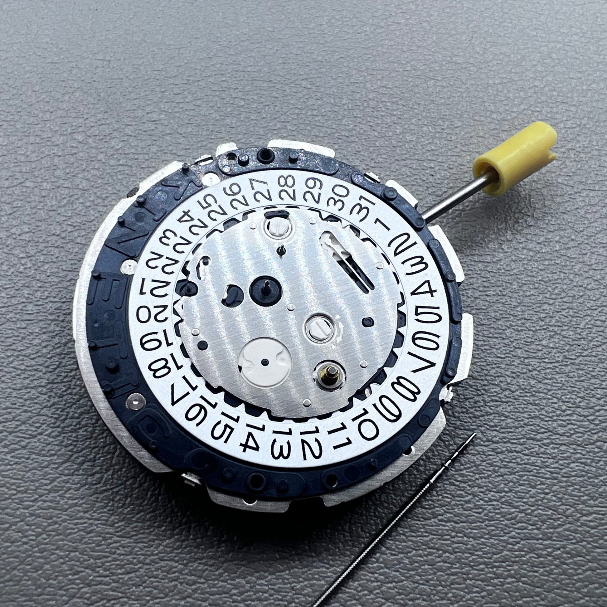 Seiko 7L22A quartz watch with white dial and date window at 3 o'clock, Japanese precision