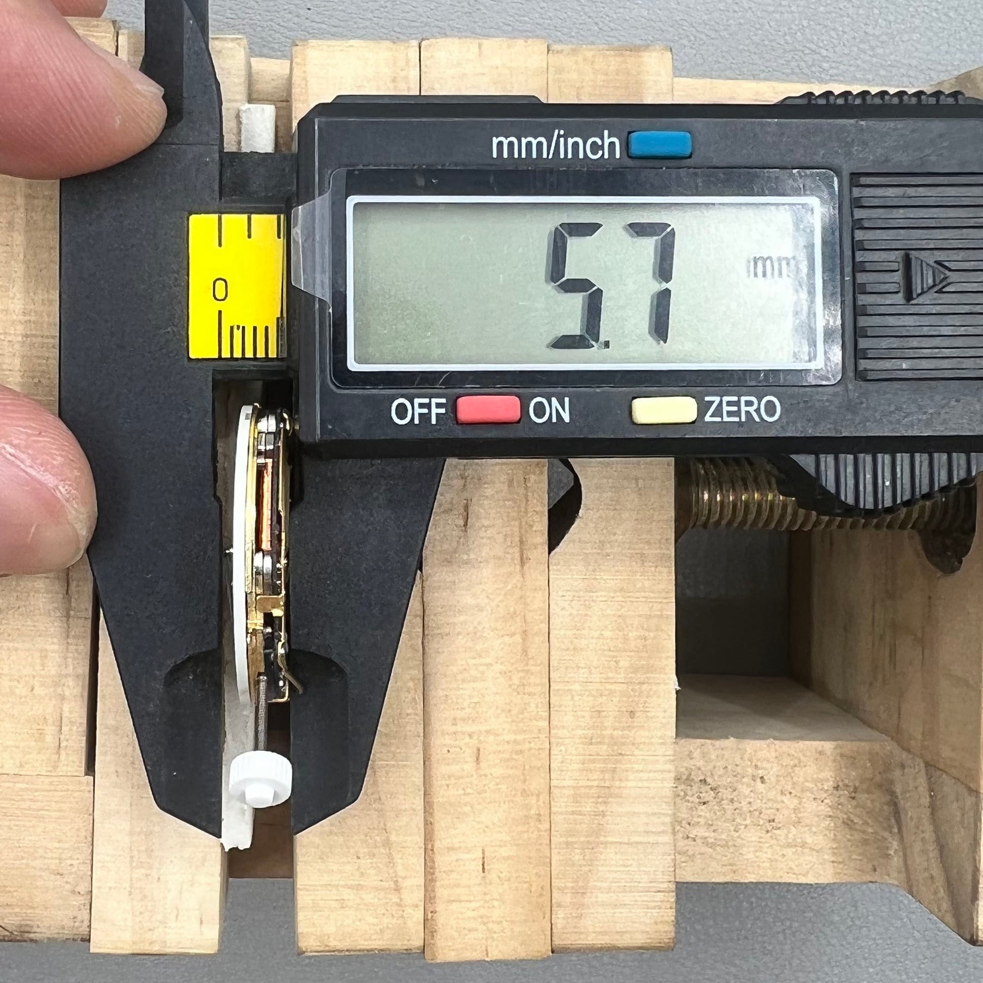 Swiss ISA 8162 Golden Disk Date@4 watch accessory, quartz movement ISA 8172 replacement part for precision timing.