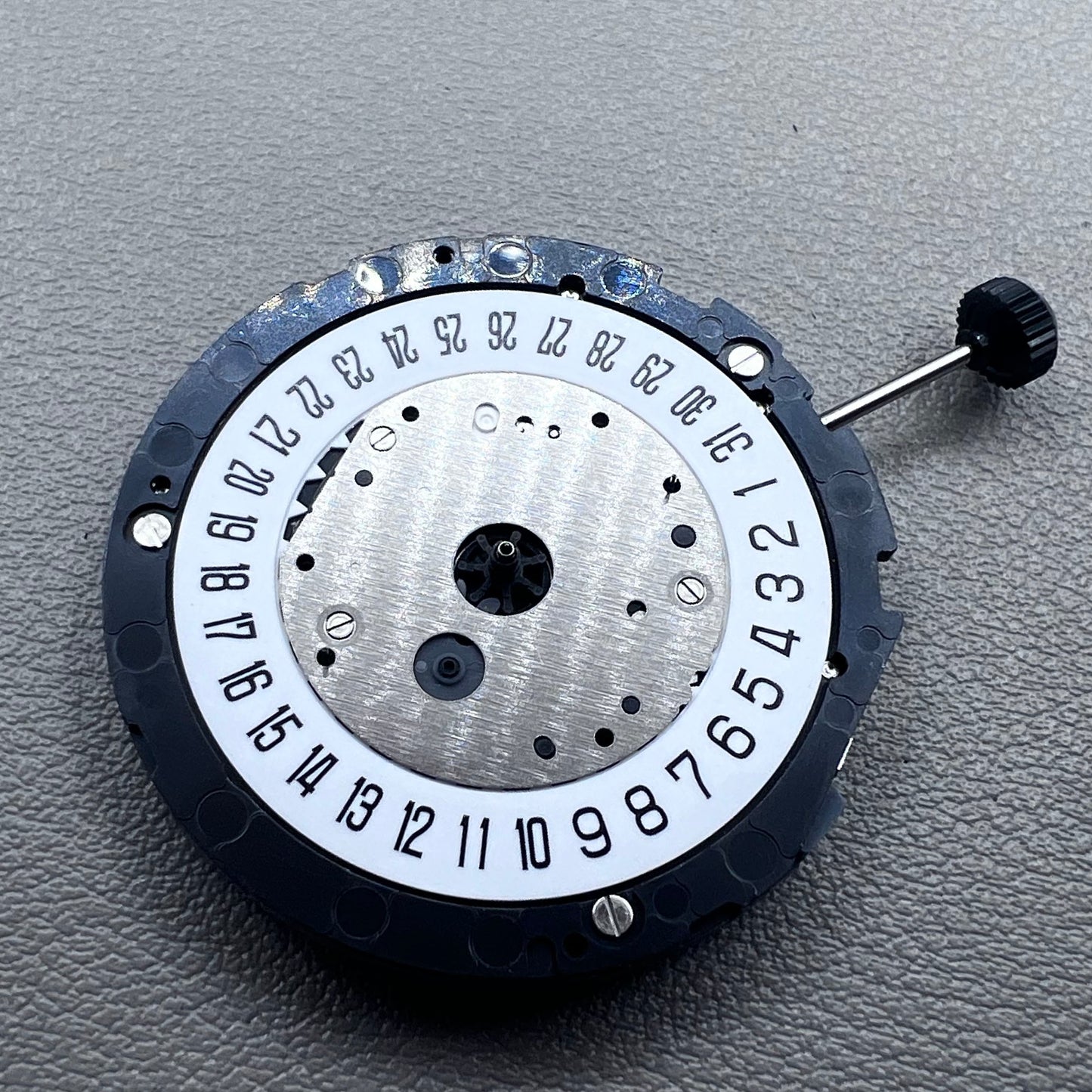 Japan Miyota 6S21 quartz watch movement with date display at 6 o?clock, reliable and precise accessory.