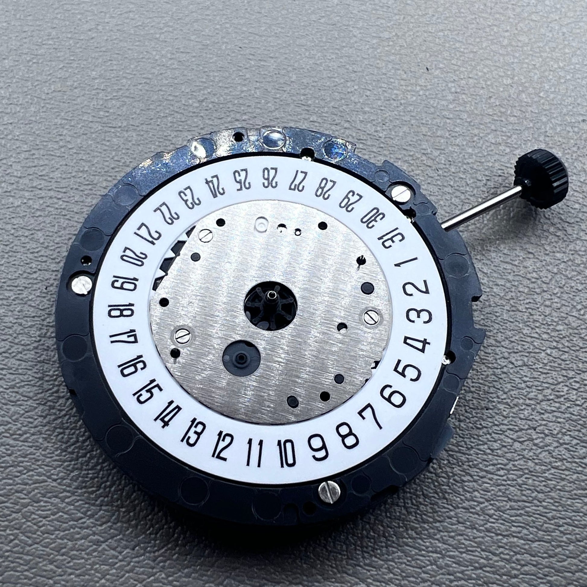 Japan Miyota 6S21 quartz watch movement with date display at 6 o?clock, reliable and precise accessory.