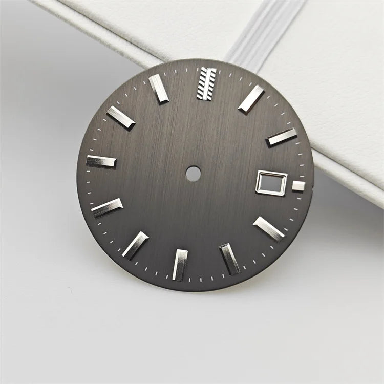 32.5mm Dial Vertical Line Texture Surface Single Calendar Date No Lume for NH35