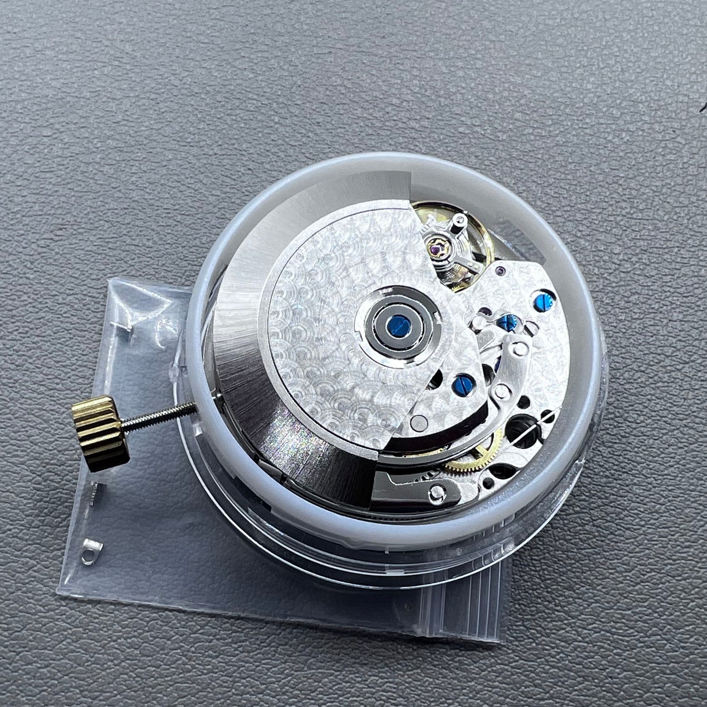 China 7750 automatic mechanical movement with single calendar at 6 o'clock, precision watch accessory.