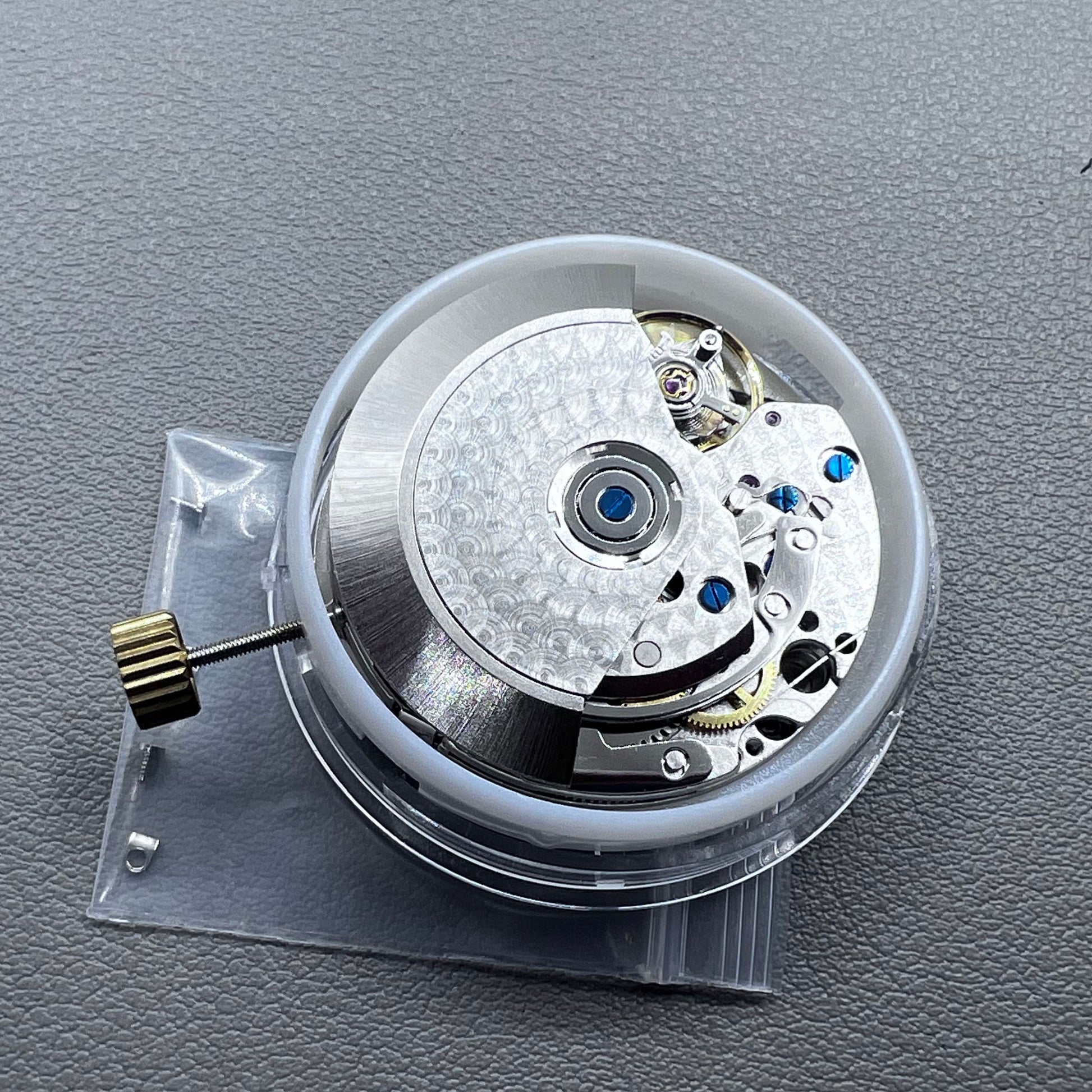 China 7750 automatic mechanical movement with single calendar at 6 o'clock, precision watch accessory.