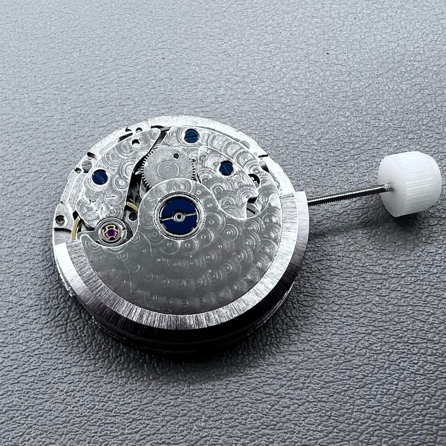 China 2813 8205 8215 automatic mechanical watch movement with single calendar feature for precise timekeeping.