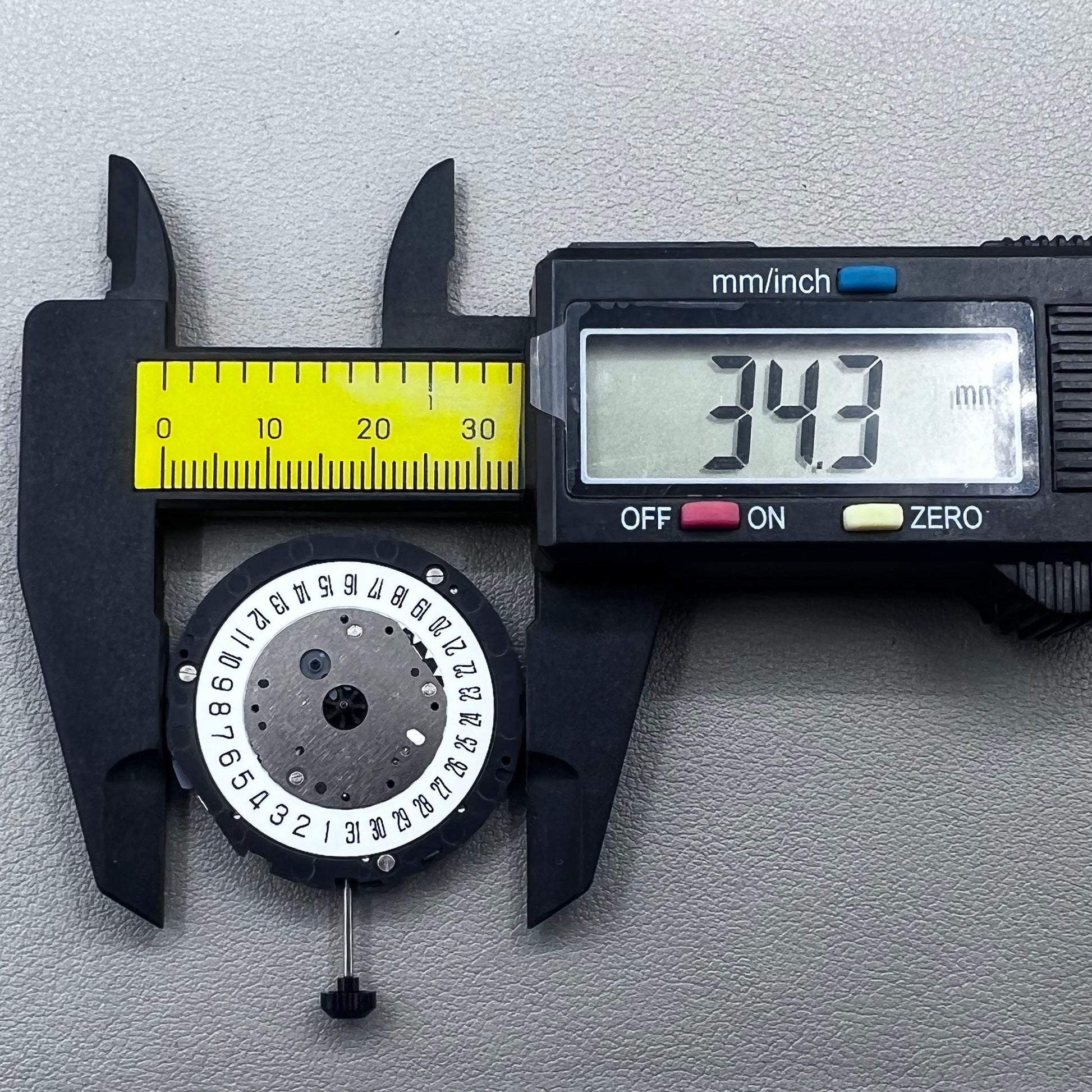 Japan Miyota 6S21 quartz watch movement with date display at 6 o?clock, reliable and precise accessory.