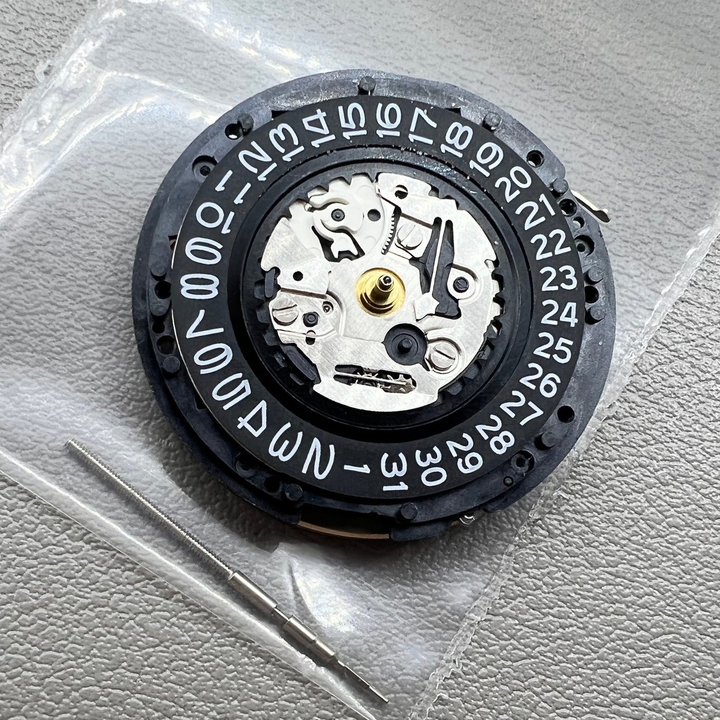 Seiko Japan 5M82A quartz watch movement for precise timekeeping and reliability.
