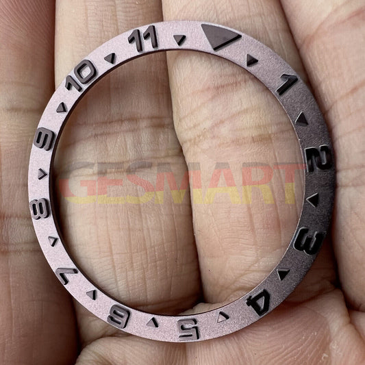 38 mm brauner Metall-Uhrenlünetteneinsatz mit schwarzen konvexen erhabenen Ziffern für die Yacht-Serie