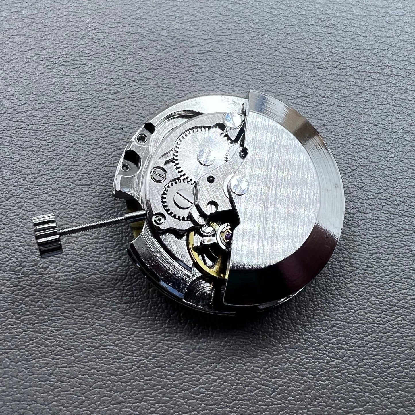 China Seagull ST6 GMT watch movement with double zone 4 hands for precise timekeeping in men's watches.