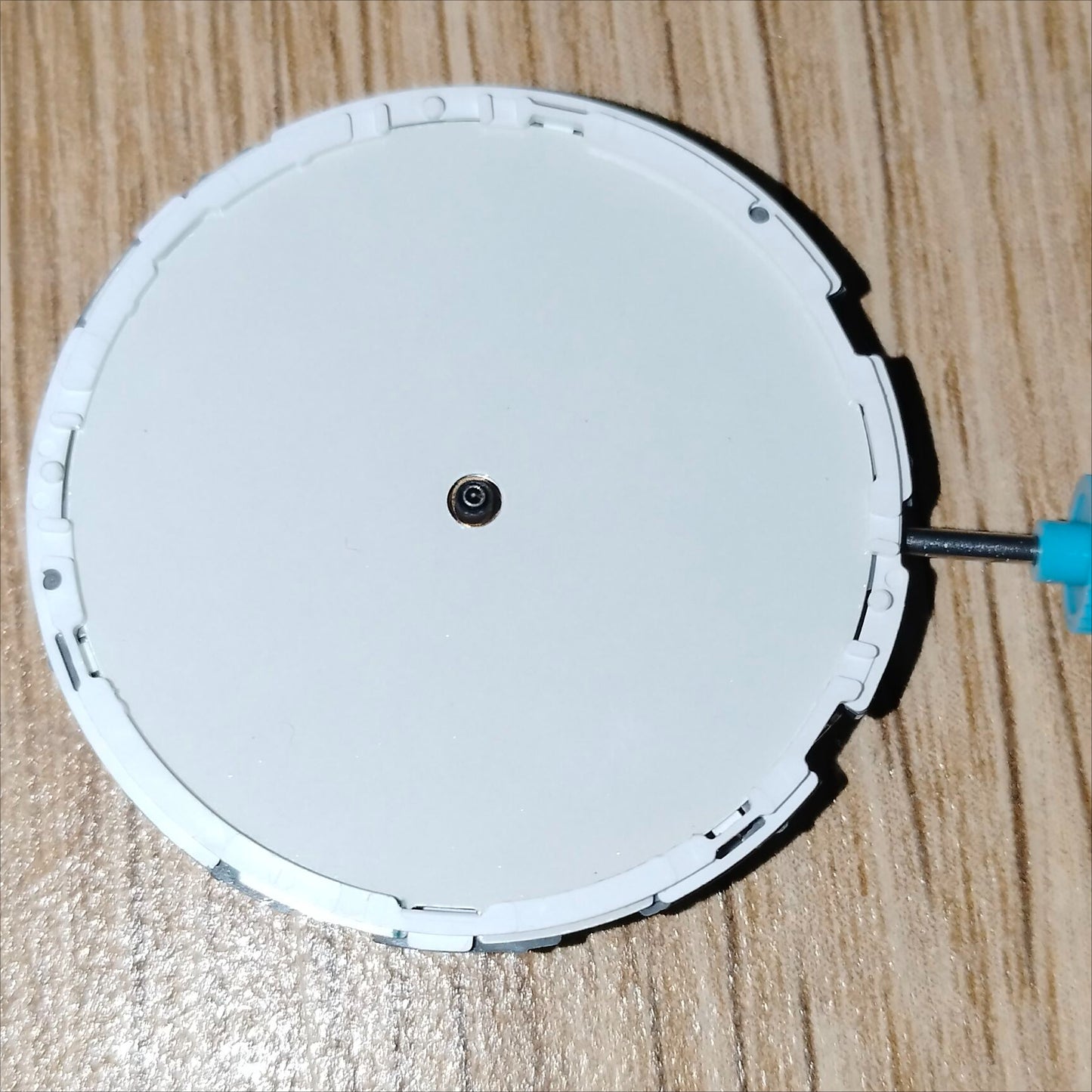 Miyota 6N10 quartz watch movement with luminescence and single date display at 3 o?clock, ideal for watch accessories.