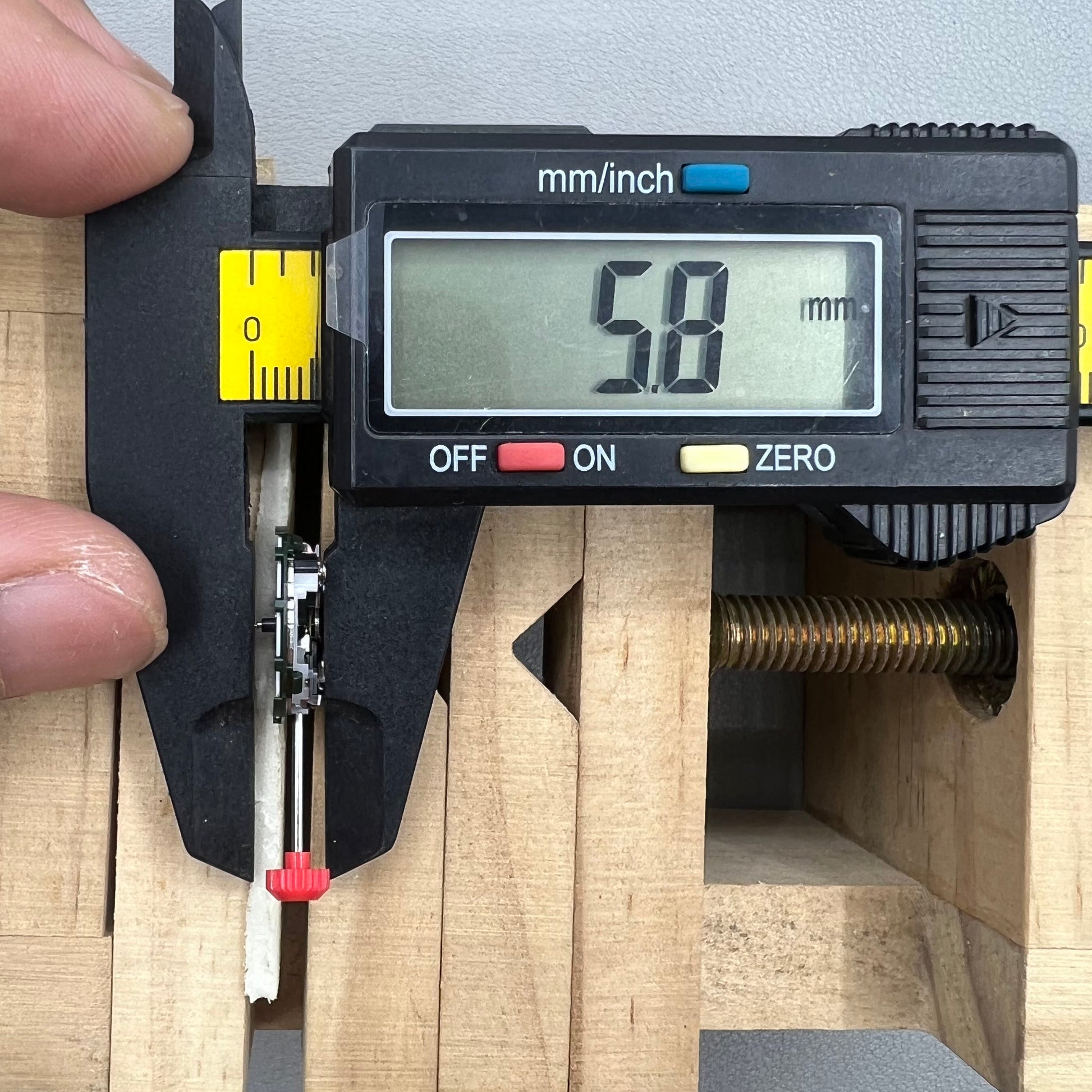 Japan Miyota 2015 quartz watch movement with date display at 3 o?clock, precise timekeeping accessory.