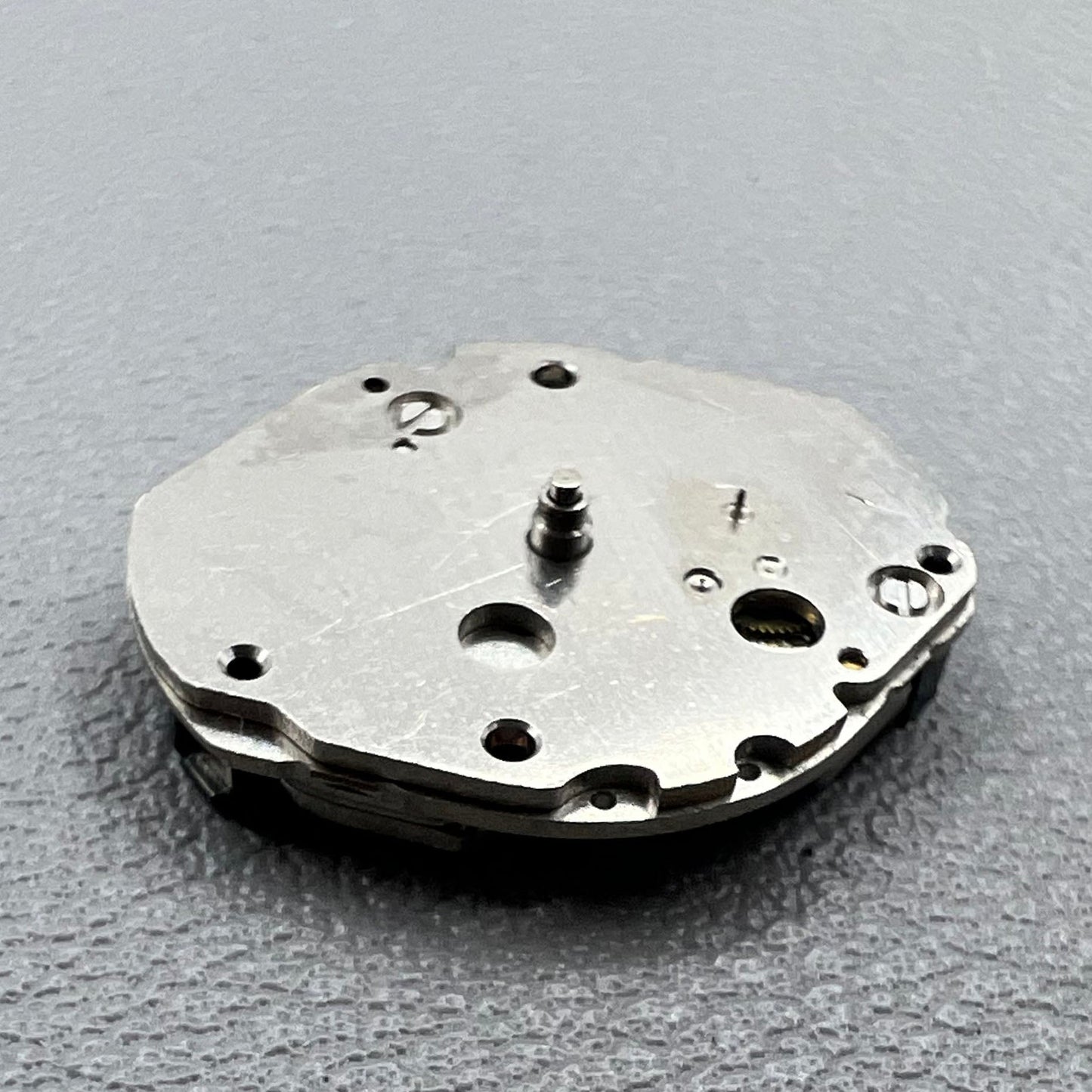 Japan Morioka Tokei Uhr Modell V252A Quarzwerk elegant watch face with small seconds hand, perfect for daily wear.