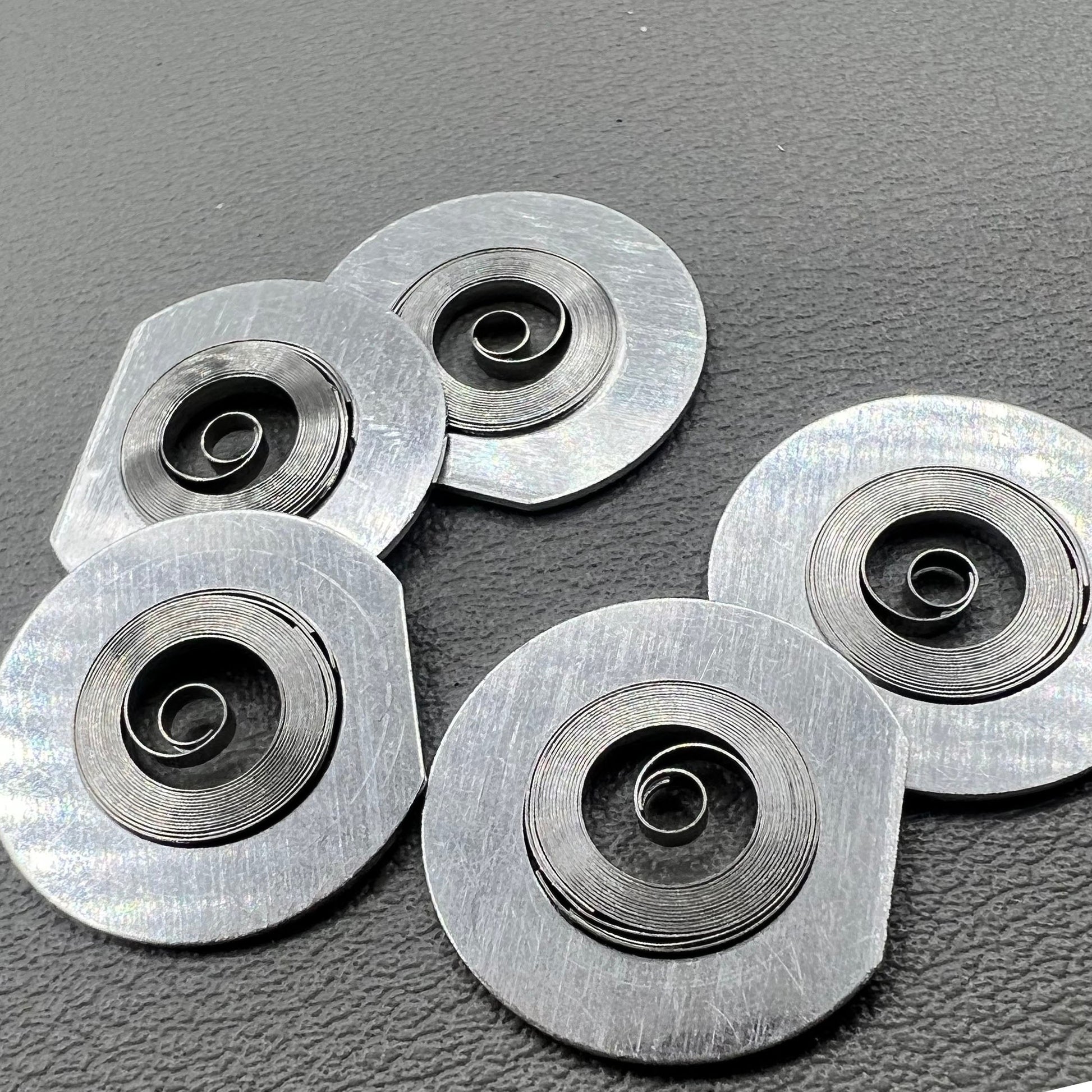 Komplettes Mainspring Set mit 5 St�ck f�r China ETA2824 2836 2834 Uhrwerk, hochwertige Pr�zision von Mainspring.