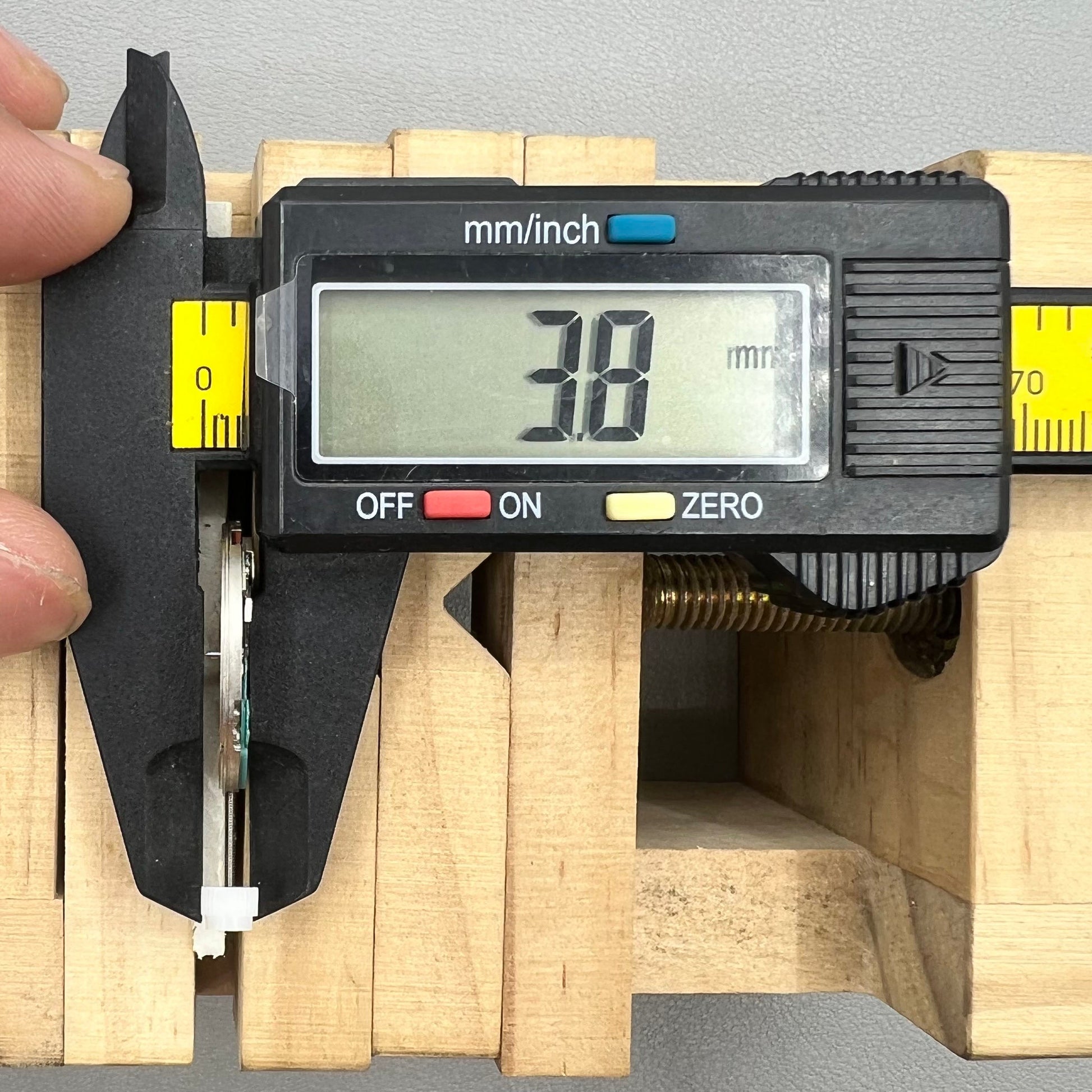 Swiss ETA 555 415 quartz watch movement with 3 hands and date at 3 o'clock, original stock.