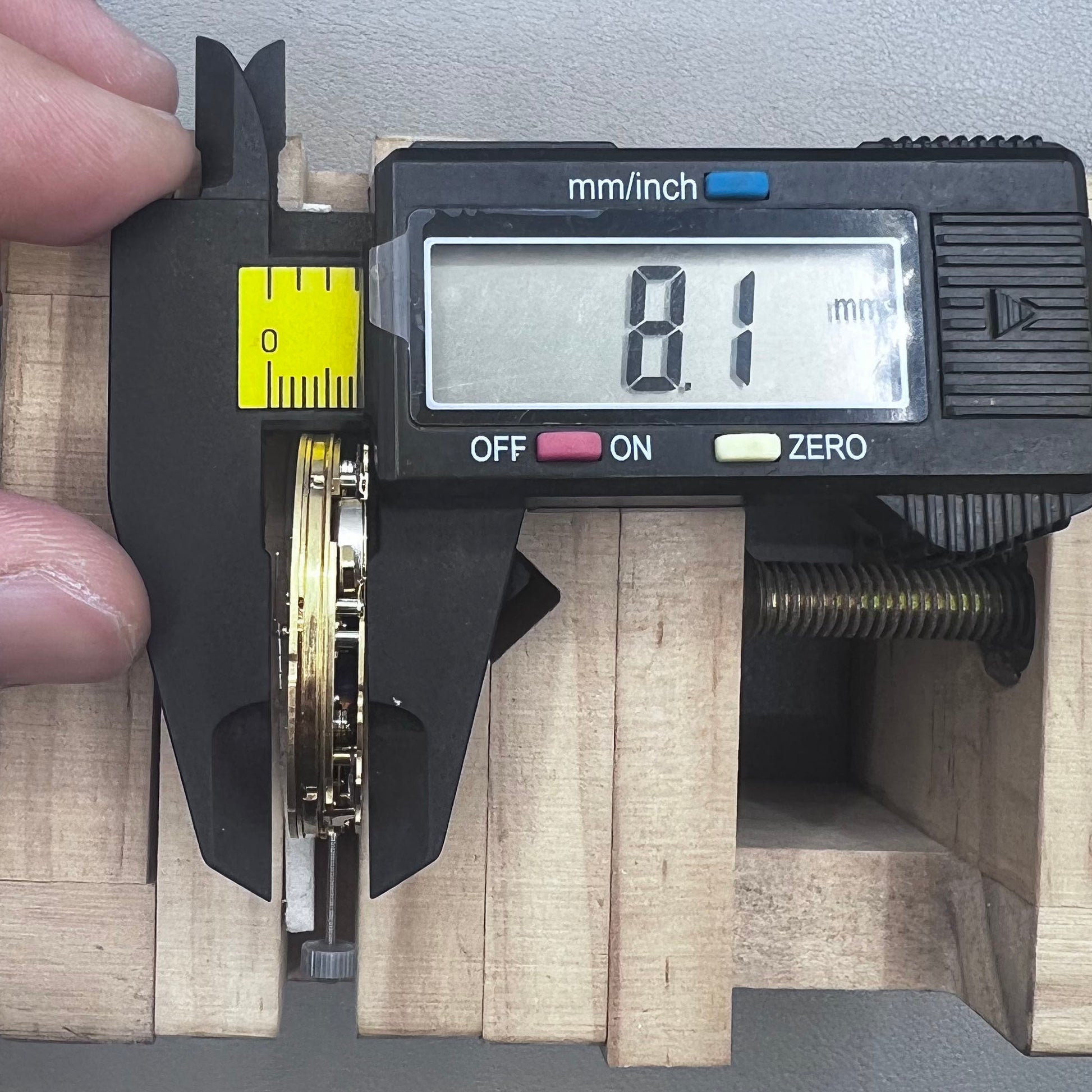 Swiss Ronda 8040N quartz movement for precise timekeeping in watch accessories.