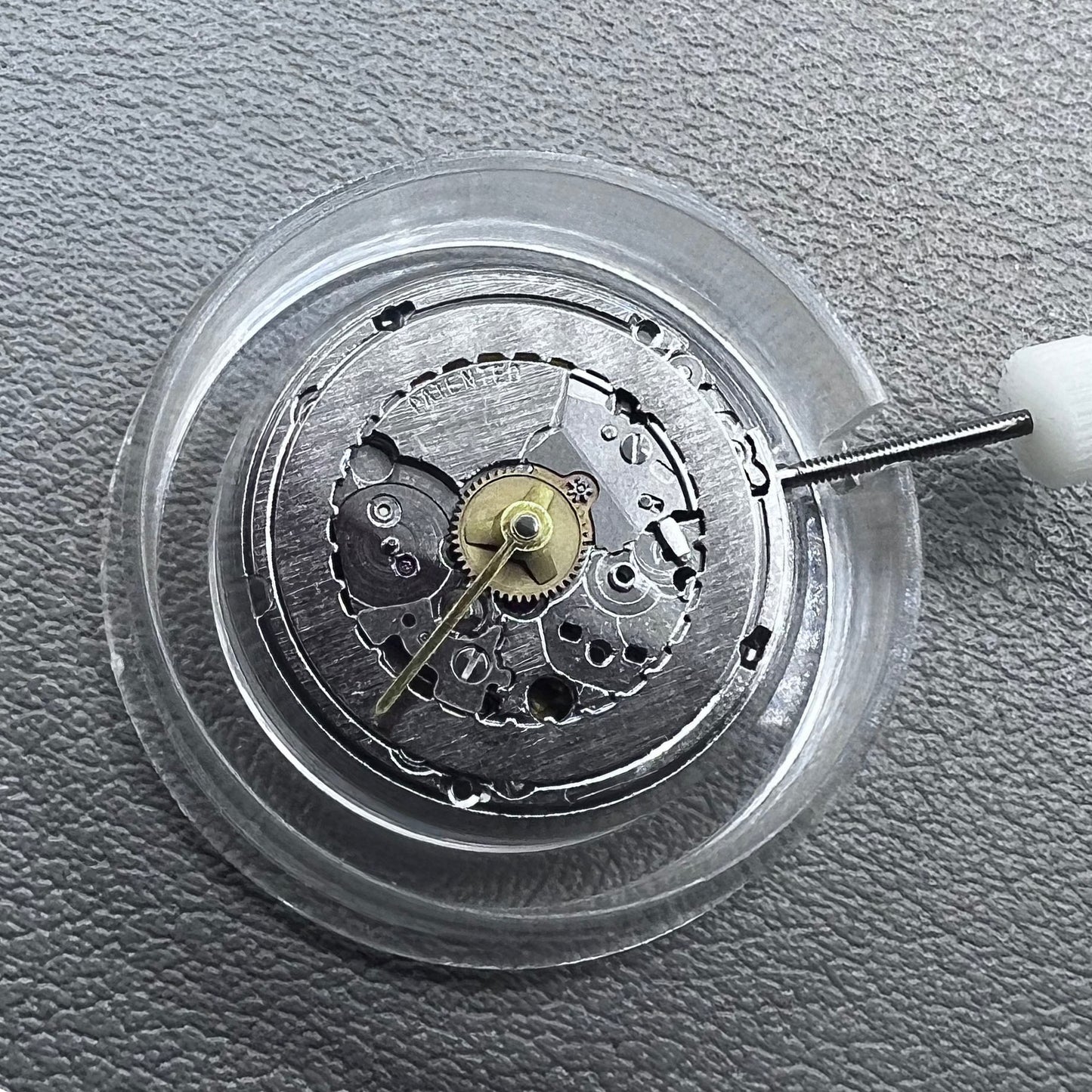 Swiss ETA 956.032 quartz watch movement with 2 hands, precise timekeeping for watchmakers.