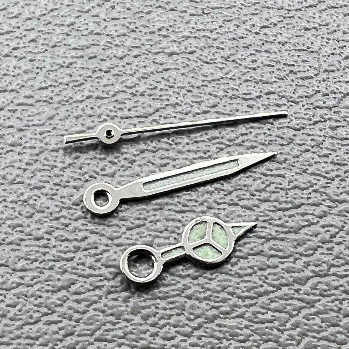 Silberne gr�ne Leuchtzeiger im 2er Set f�r Miyota 1M12 Uhrwerk, ideal f�r pr�zise Zeitablesung.